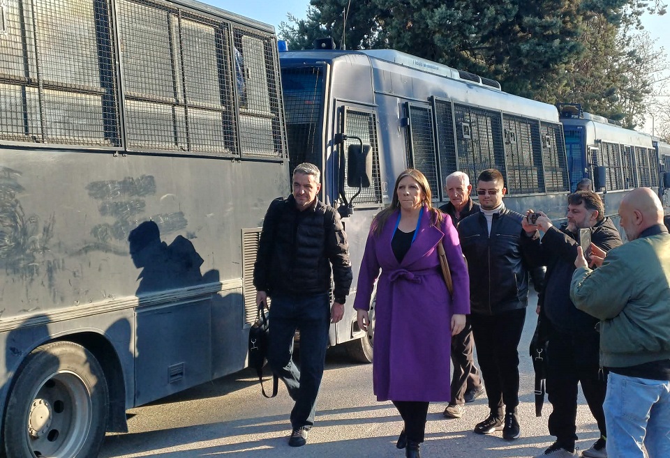 Λιγότερος κόσμος στη σημερινή δίκη για τα Τέμπη, ομαλά κυλάει η διαδικασία νομιμοποιήσεων – 36 κατηγορούμενοι στο εδώλιο