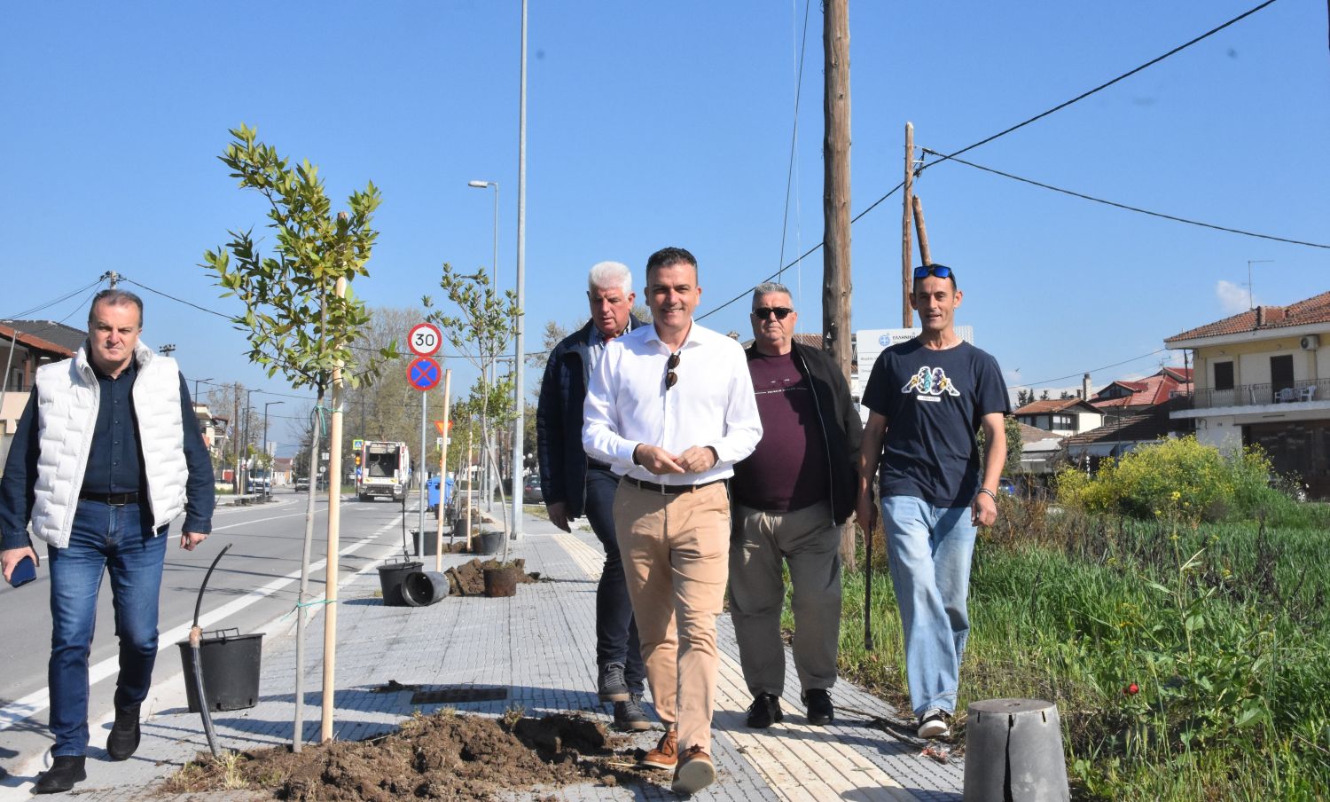 Δ. Λαρισαίων: Νέα δέντρα στη Φαλάνη - Μαμάκος: «Συνεχίζουμε τις παρεμβάσεις για ενίσχυση του πράσινου αποτυπώματος στην πόλη»