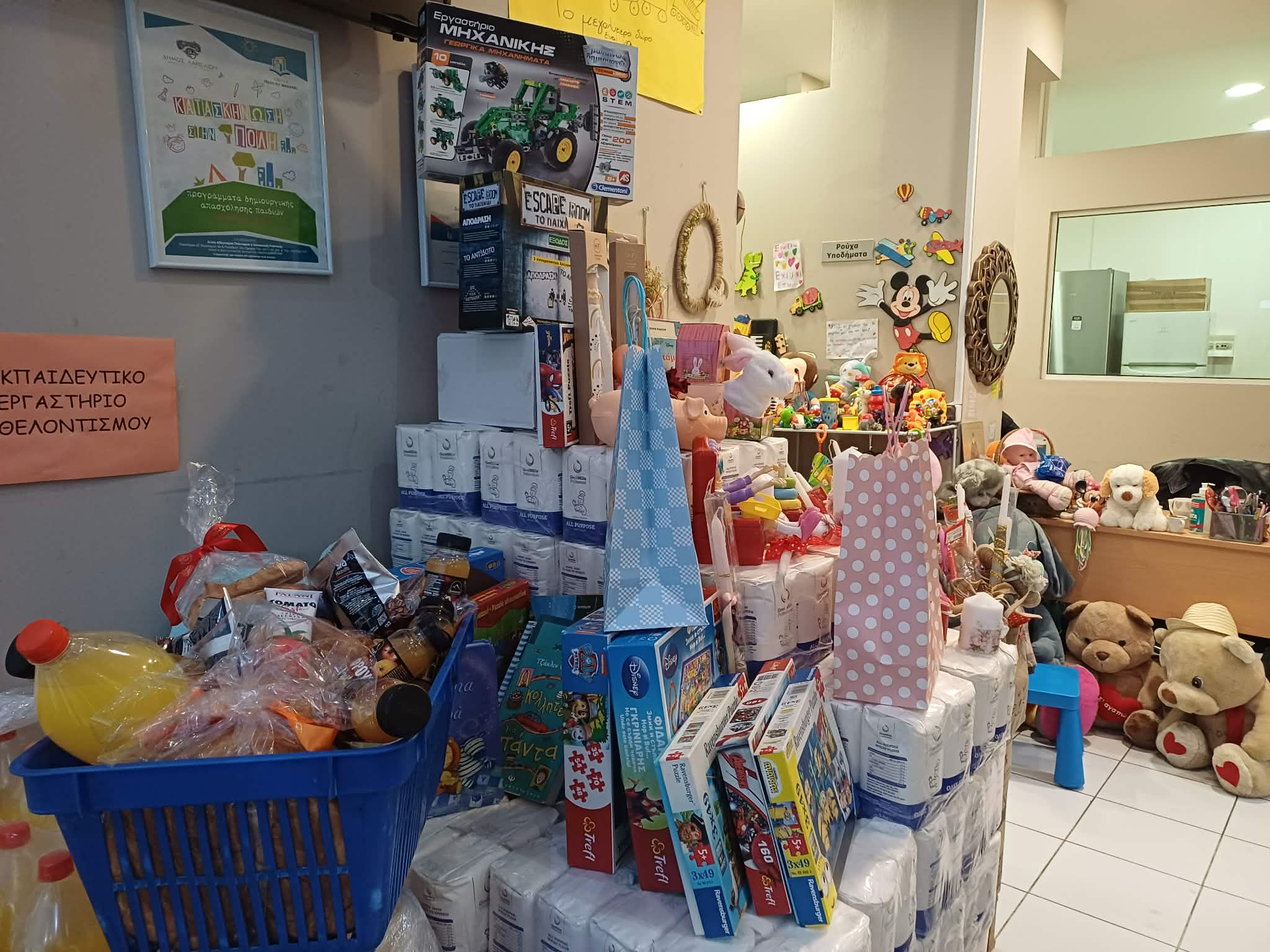 Πασχαλινά δέματα αγάπης από το Κοινωνικό Παντοπωλείο του Δήμου Λαρισαίων (ΦΩΤΟ)