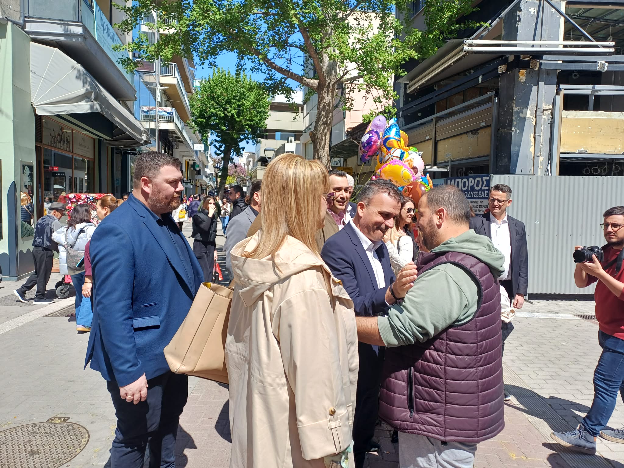 Επίσκεψη δημάρχου στην αγορά της Λάρισας- διαπίστωσε επάρκεια  και αντάλλαξε ευχές (ΦΩΤΟ)