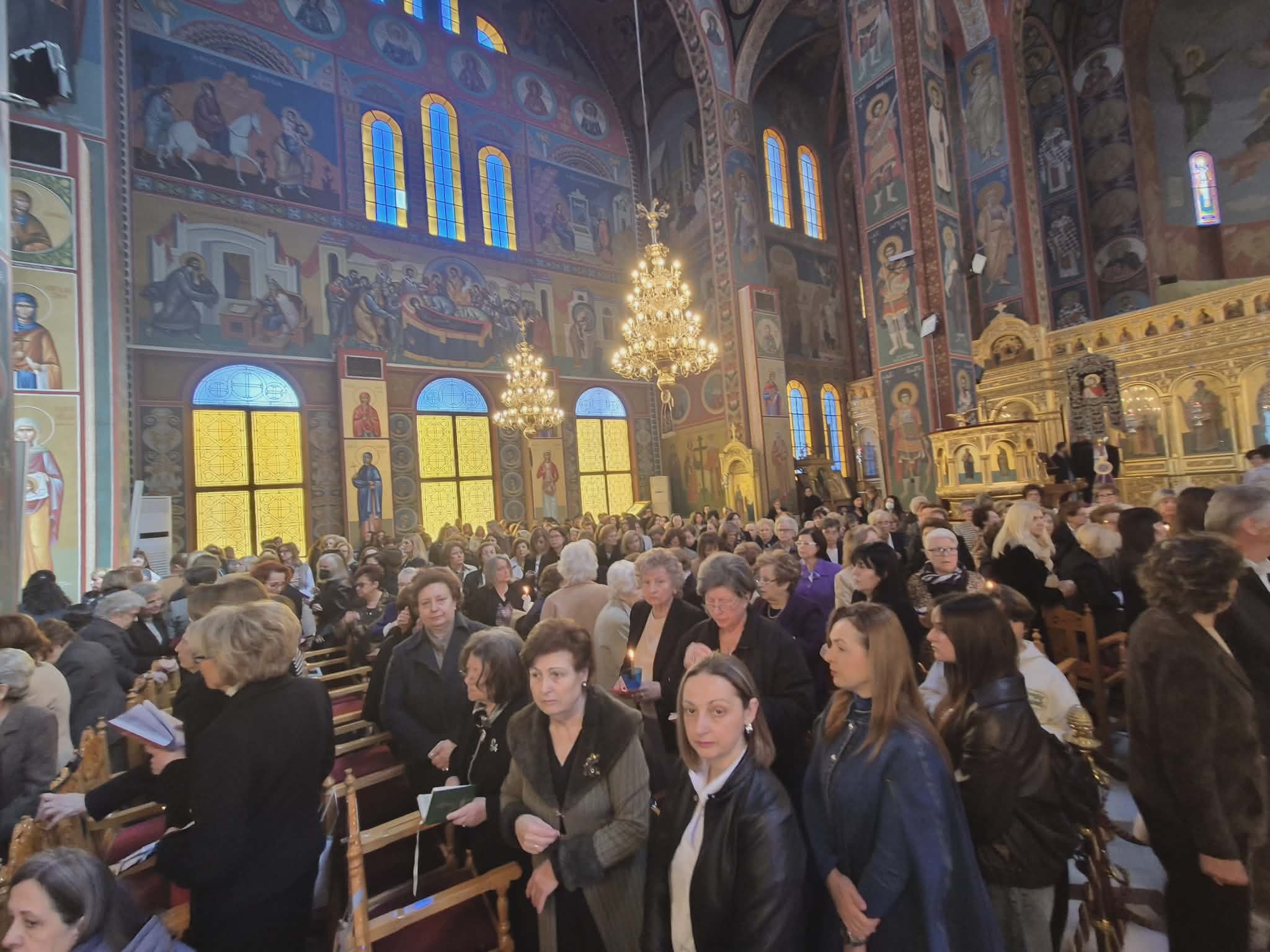 Πλήθος Λαρισαίων στον Άγιο Νικόλαο για την κορύφωση του θείου δράματος με τον εσπερινό της αποκαθήλωσης (ΦΩΤΟ+video)
