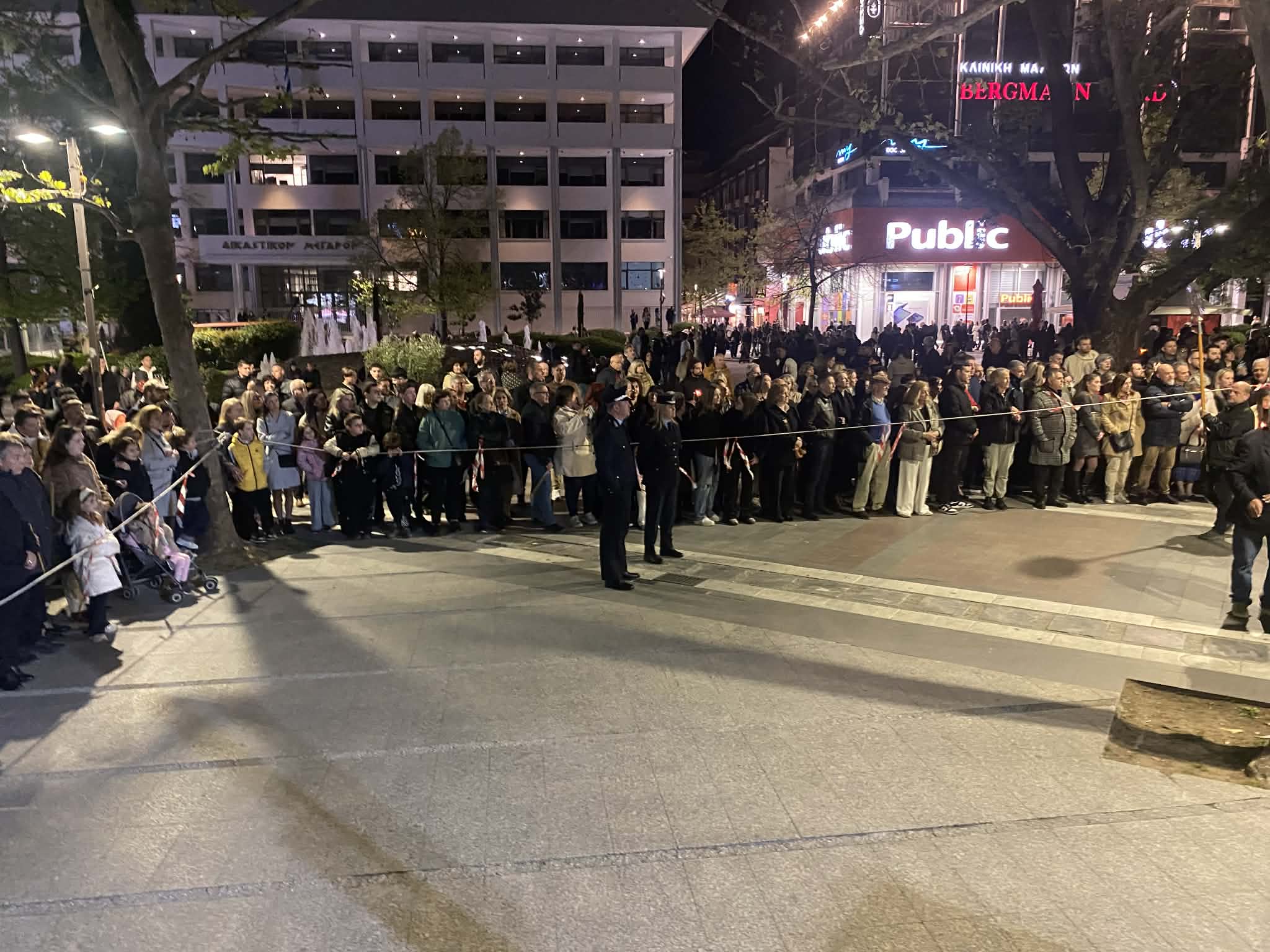 Ω γλυκύ μου λεαρ- κατάνυξη από χιλιάδες πιστούς στη συγκέντρωση των επιταφίων στην κεντρική πλατεία Λάρισας (ΦΩΤΟ)