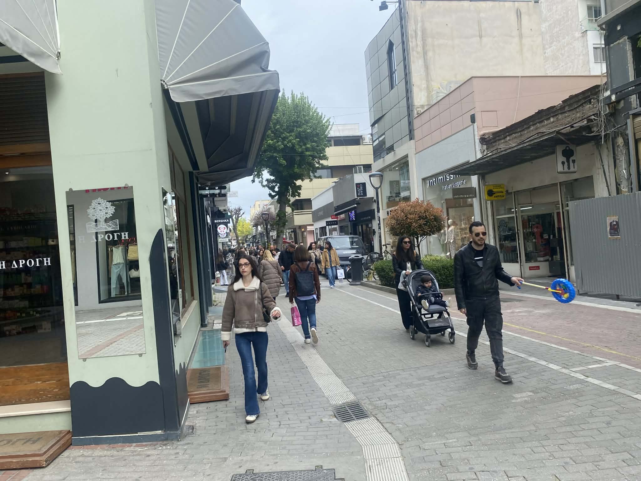 Τρέχουν για τα ψώνια της τελευταίας στιγμής για το πασχαλινό τραπέζι οι Λαριοσαίοι-μέχρι τι ώρα θα είναι ανοιχτά τα μαγαζιά
