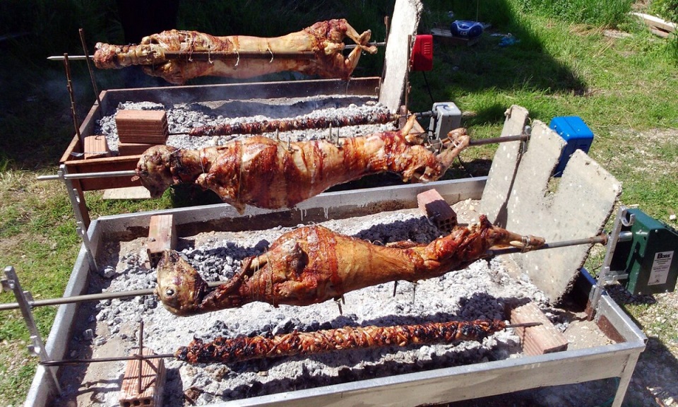 Στις γειτονιές της Λάρισας όλοι μια παρέα γύρω από τον οβελία (ΦΩΤΟ)