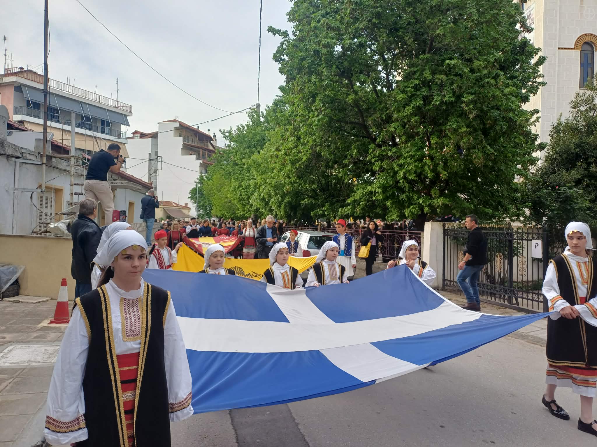Εορταστικό κλίμα με εκατοντάδες πιστούς στη λειτουργία της Ζωοδόχου πηγής στα Ταμπάκια στη Λάρισα (ΦΩΤΟ+video)