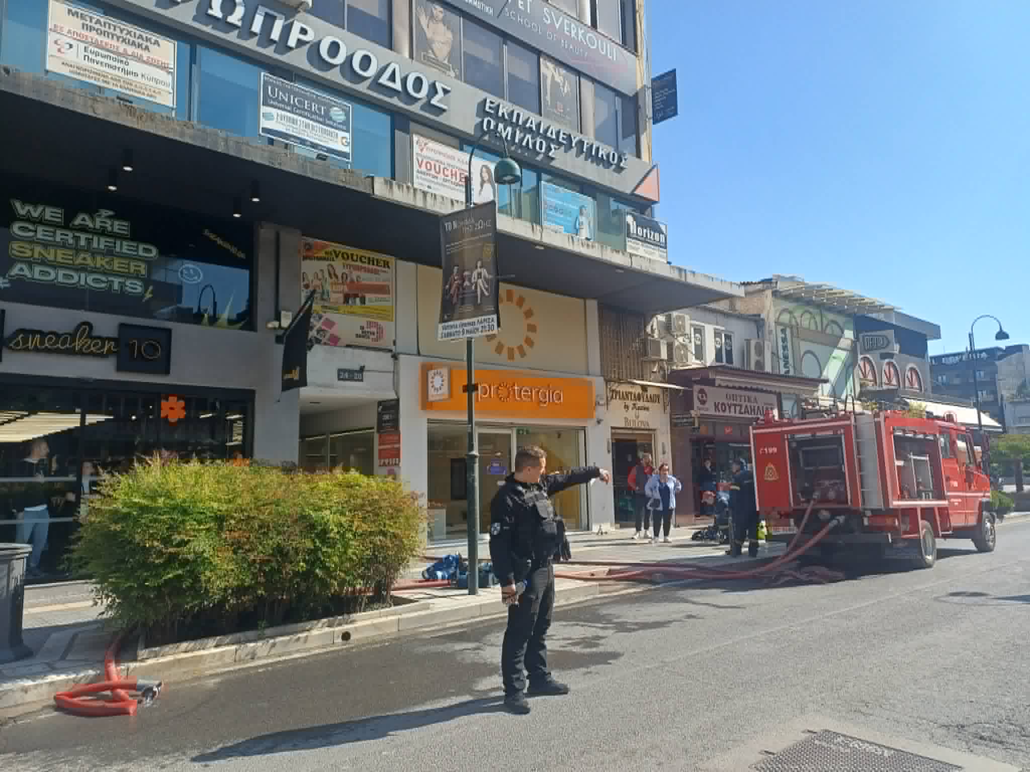 Συναγερμός στην Πυροσβεστική για φωτιά στο κέντρο της Λάρισας σε επιχείρηση μασάζ (ΦΩΤΟ)