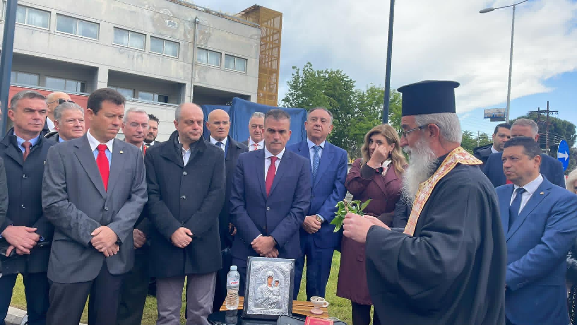 Με έντονη βροχή τα αποκαλυπτήρια του μνημείου για την ελληνική ομογένεια στον κόμβο Βόλου με Ηρώων Πολυτεχνείου (ΦΩΤΟ)
