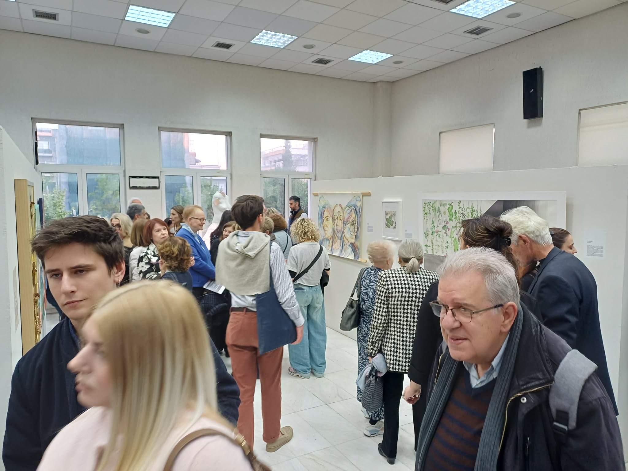Εγκαινιάστηκε στη Λάρισα η ομαδική εικαστική έκθεση με τίτλο «Ἐν τέχνῃ ἰατρική» (ΦΩΤΟ)