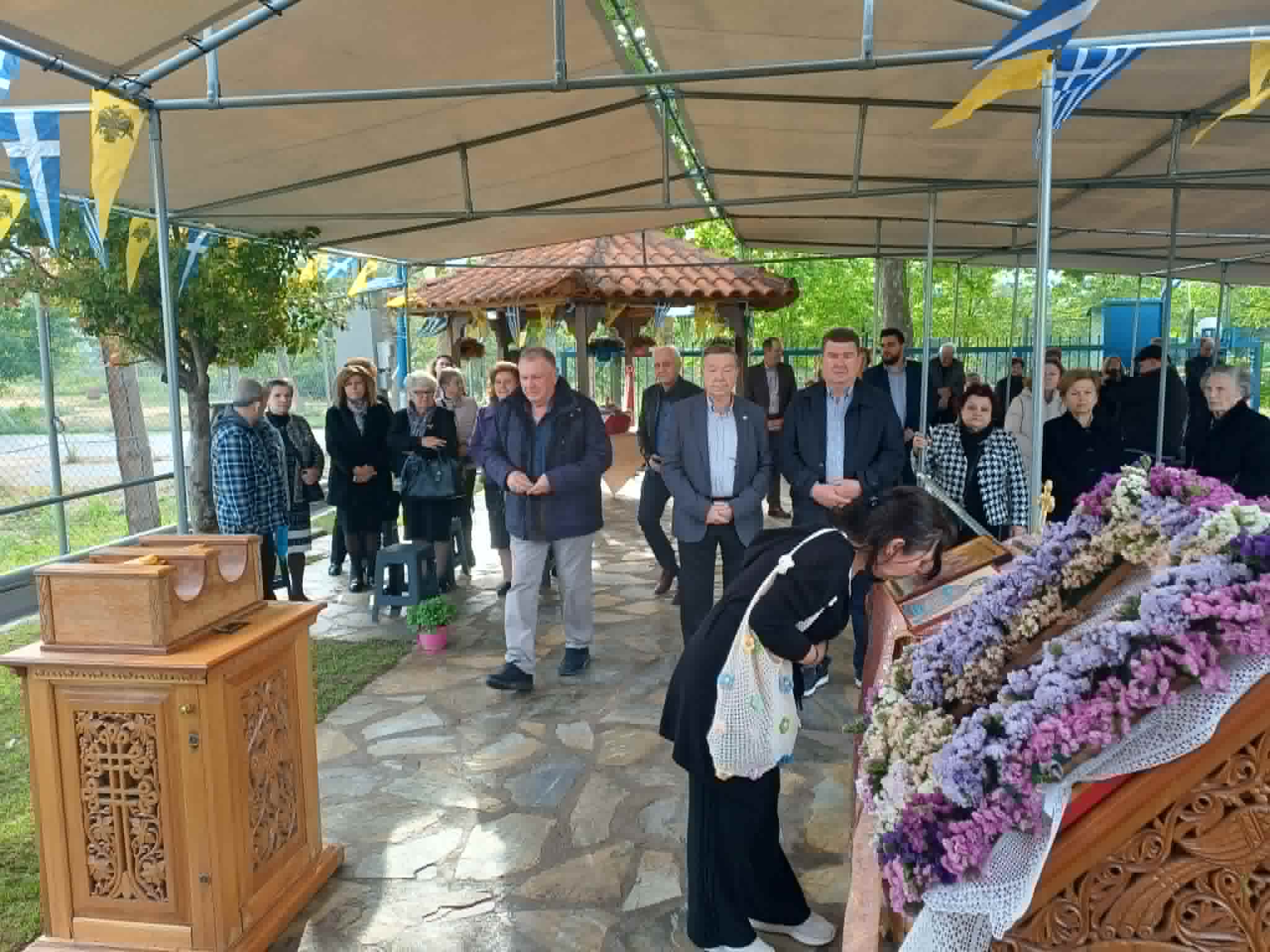 Πλήθος  πιστών στον εσπερινό στο εκκλησάκι του Αγίου Χριστοφόρου στο αμαξοστάσιο των ΚΤΕΛ Λάρισας(ΦΩΤΟ)