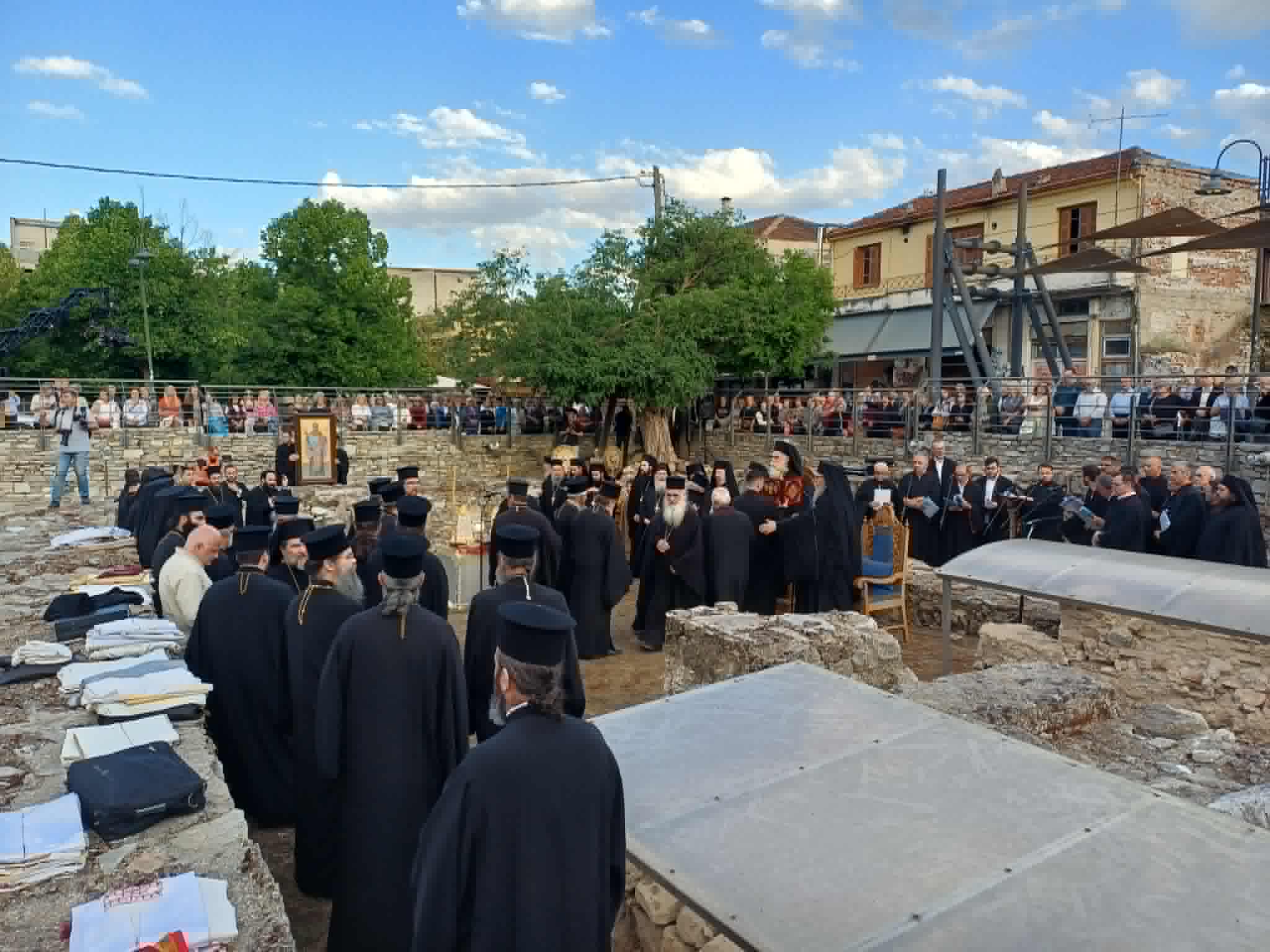 Πλήθος πιστών στον Αρχιερατικό Εσπερινό στην παλαιά Βασιλική του Αγίου Αχιλλίου στο Φρούριο Λαρίσης (ΦΩΤΟ+video)