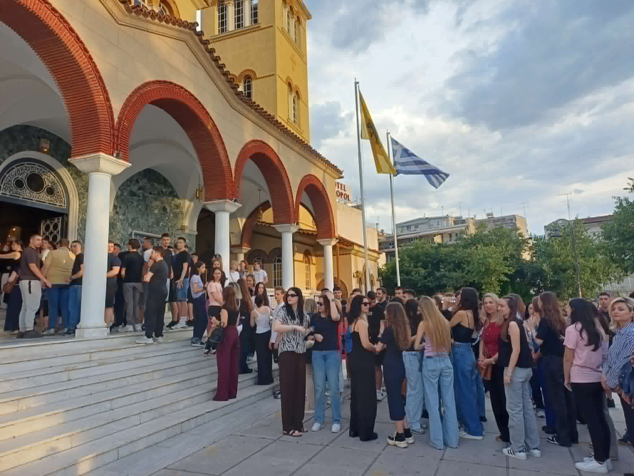 Πλήθος μαθητών και γονέων στην Παράκληση για τις Πανελλαδικές στον Άγιο Αχίλλιο (ΦΩΤΟ)