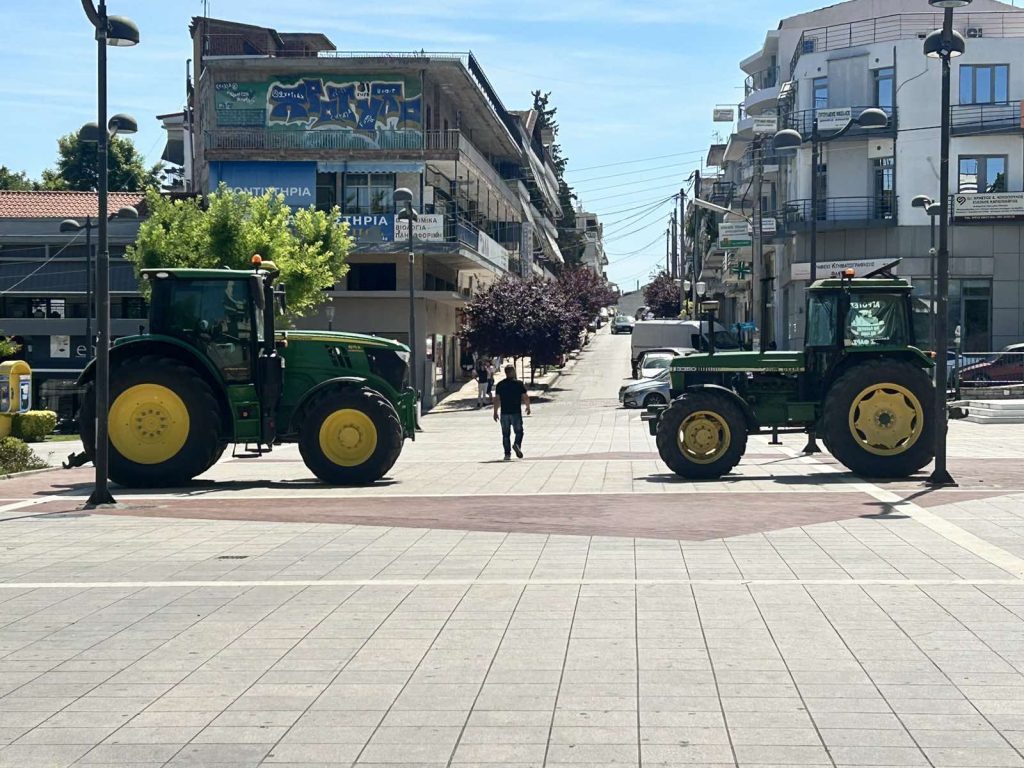 Διαμαρτυρία αγροτών με τρακτέρ στο κέντρο της πόλης των Φαρσάλων (ΦΩΤΟ)