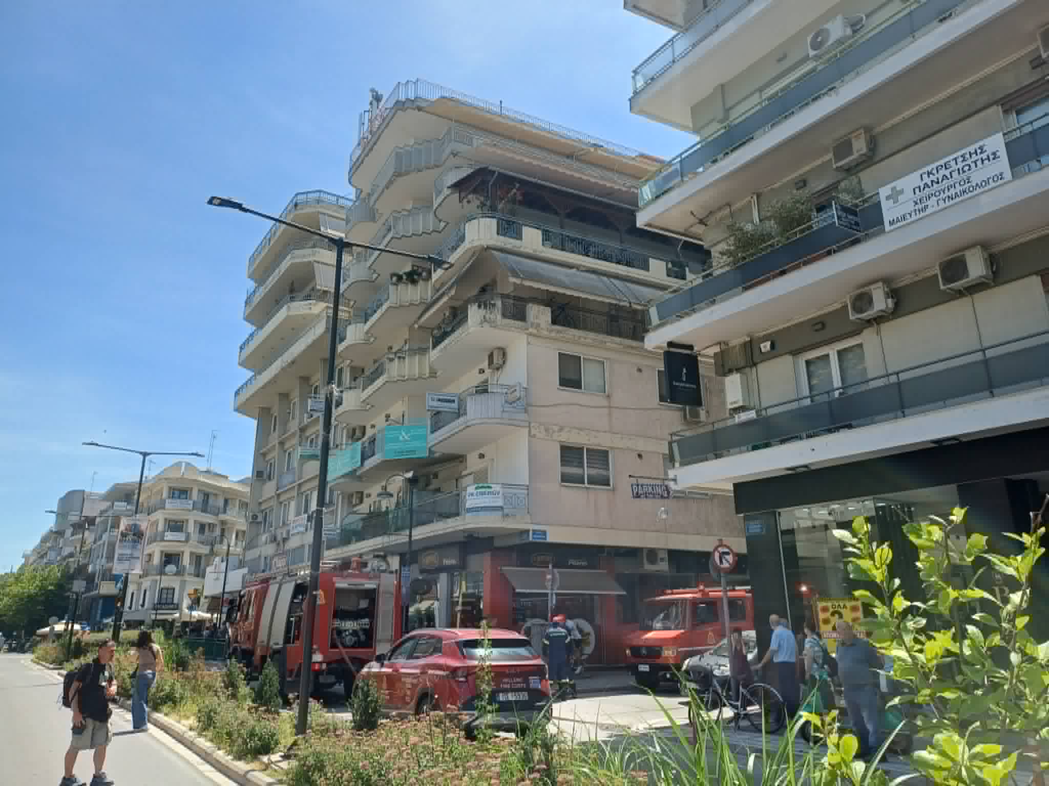 Συναγερμός στην Πυροσβεστική για φωτιά σε διαμέρισμα στο κέντρο της Λάρισας (ΦΩΤΟ)