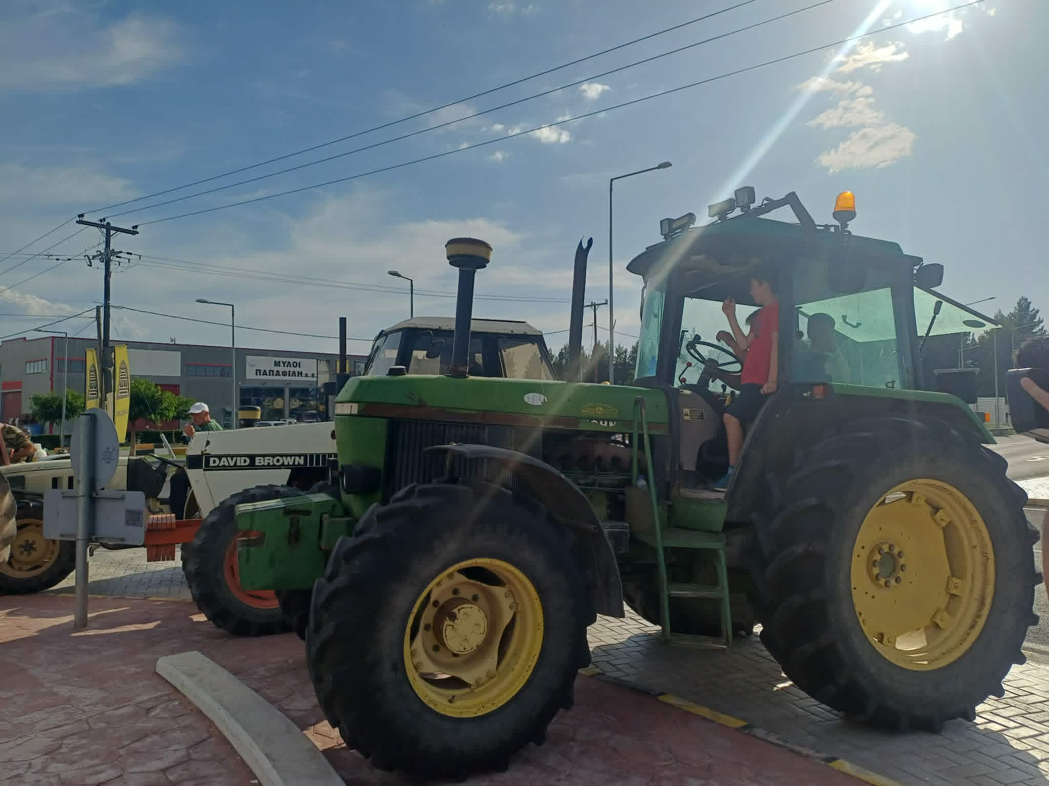 Έβγαλαν τρακτέρ μέσα στο καλοκαίρι στον κόμβο Πλατυκάμπου οι αγρότες