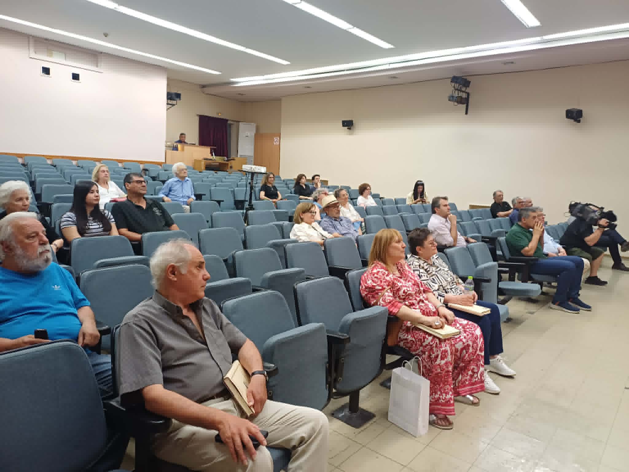 «Το Φιλοσοφικό Θέατρο» του Θεοδόση Πελεγρίνη παρουσιάστηκε στη Λάρισα (ΦΩΤΟ+video)