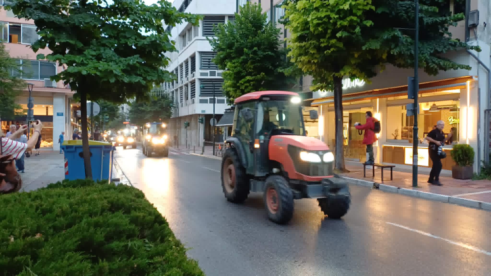 Απόβαση τρακτέρ στην καντρική πλατεία της  Λάρισα: Ζήτησαν να πληρωθούν τις επιδοτήσεις οι αγρότες (ΦΩΤΟ+video)
