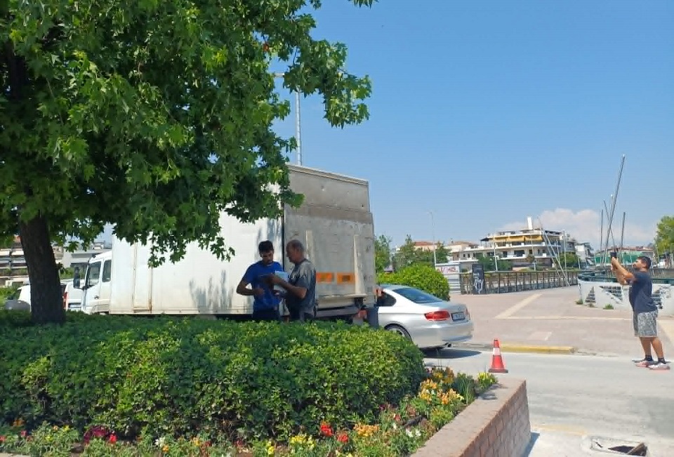 Αναστα΄τωση από τροχαίο στον κυκλικό κόμβο στη γέφυρα Αλκαζαρ- φορτηγό συγκρούστηκε με ΙΧ (ΦΩΤΟ)