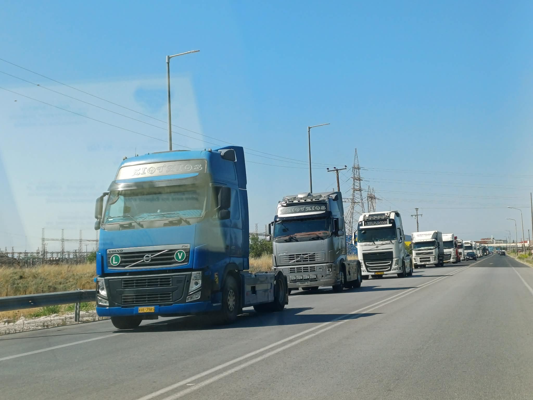 Στους δρόμους οι μεταφορείς – Κινητοποίηση και στη Λάρισα (ΦΩΤΟ)