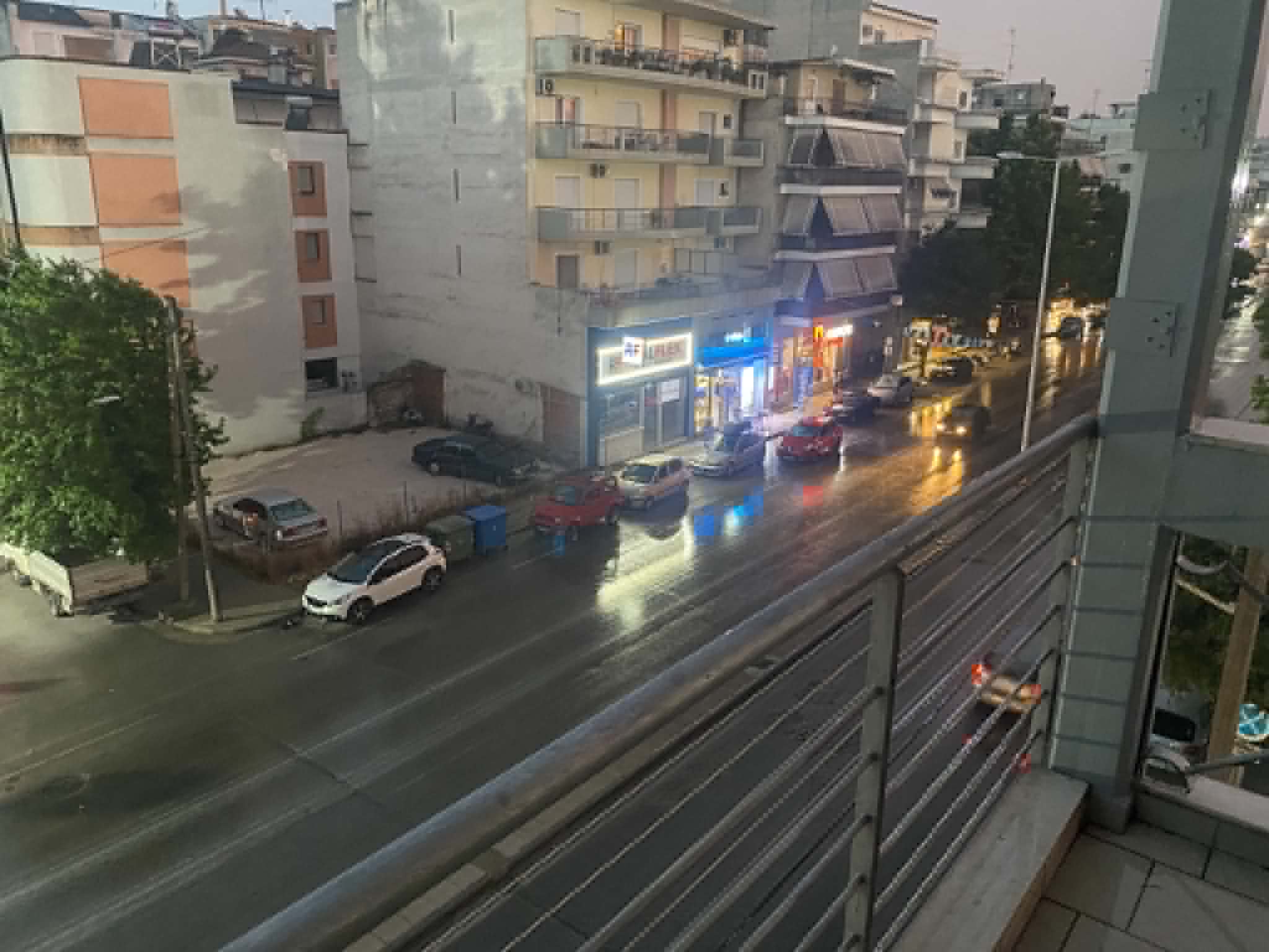 Μπουρίνι πλήττει τη Λάρισα- δυνατή βροχή, άνεμος και αστραπόβροντα (ΦΩΤΟ)