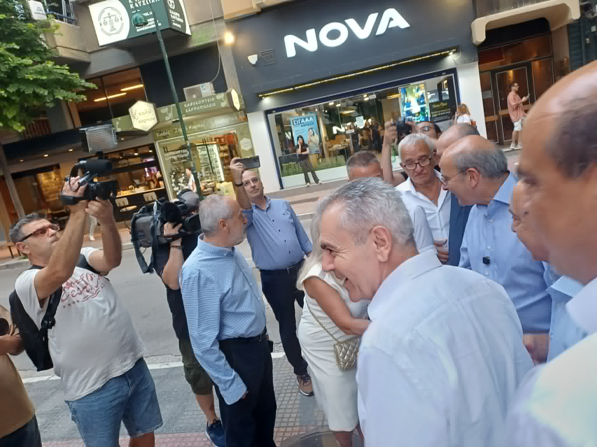 Κ. Χατζηδάκης από τη Λάρισα: Εκλογές την άνοιξη του 2027- βόλτα στο εμπορικό κέντρο της πόλης (ΦΩΤΟ)