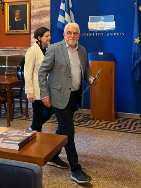 Ορκίστηκε βουλευτής του ΣΥΡΙΖΑ ο Γιάννης Καριπίδης (ΦΩΤΟ)- συνάντηση στη συνέχεια με Ρένα Δούρου (ΦΩΤΟ)