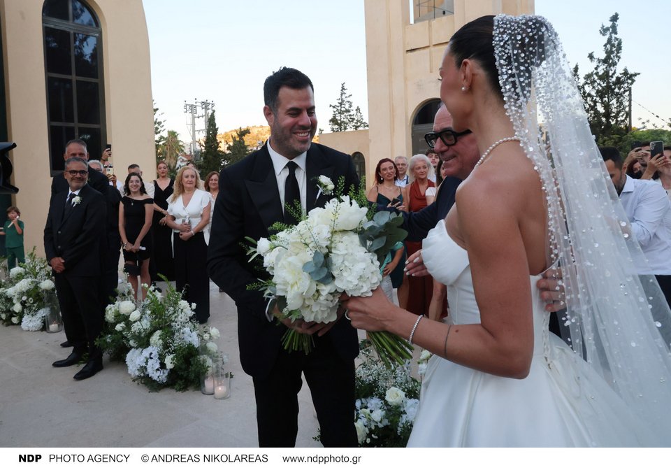 Παντρεύτηκαν Δώρα Παντέλη -Τζον Μεραμβελιωτάκης: Με πριγκιπικό φόρεμα η νύφη [εικόνες]