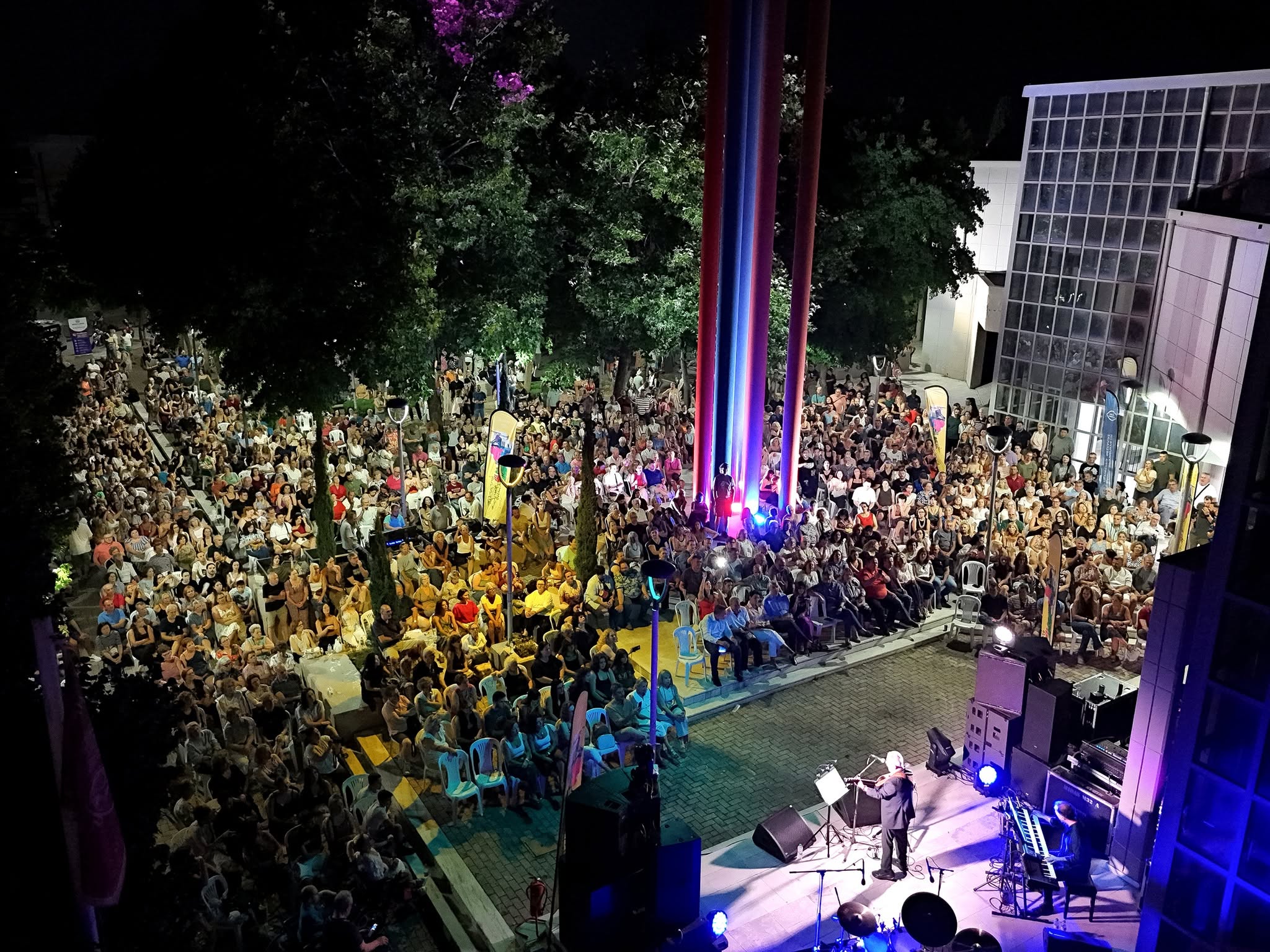 Περισσότεροι από 2.000 θεατές στη συναυλία του Χρήστου Θηβαίου στη Λάρισα.