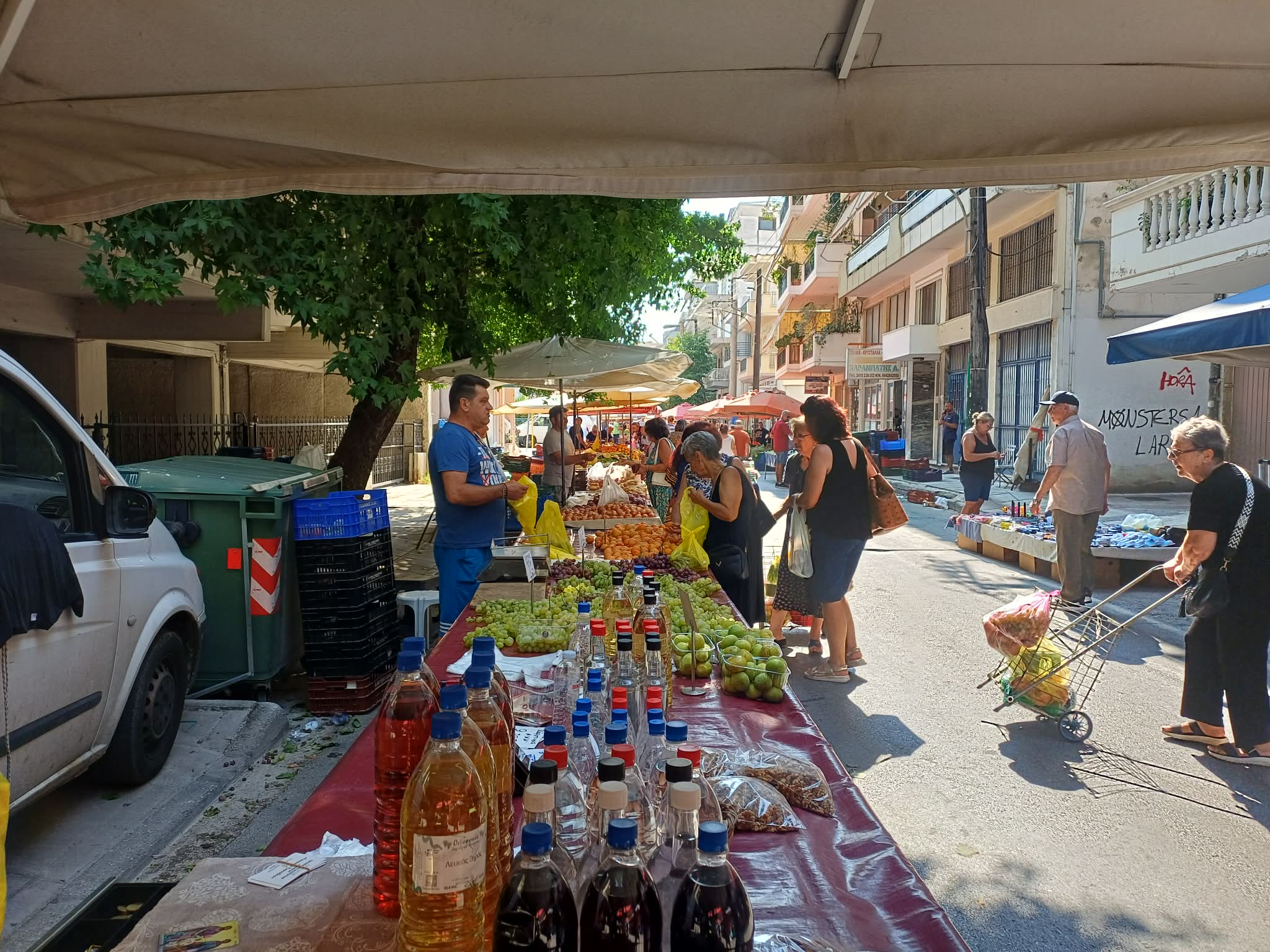 Υποτονική η κίνηση στις λαϊκές αγορές της Λάρισας (ΦΩΤΟ)