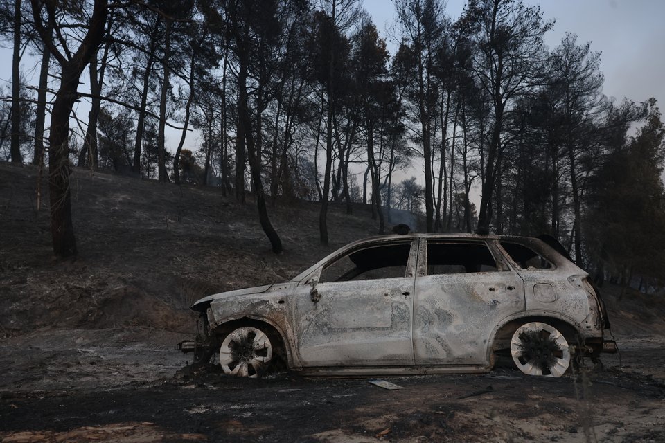 Χωρίς ενεργό μέτωπο η φωτιά στη Χαλκιδική: Έχουν καεί σπίτια και υποδομές, 481 πολίτες απεγκλωβίστηκαν με πλωτά και λεωφορεία