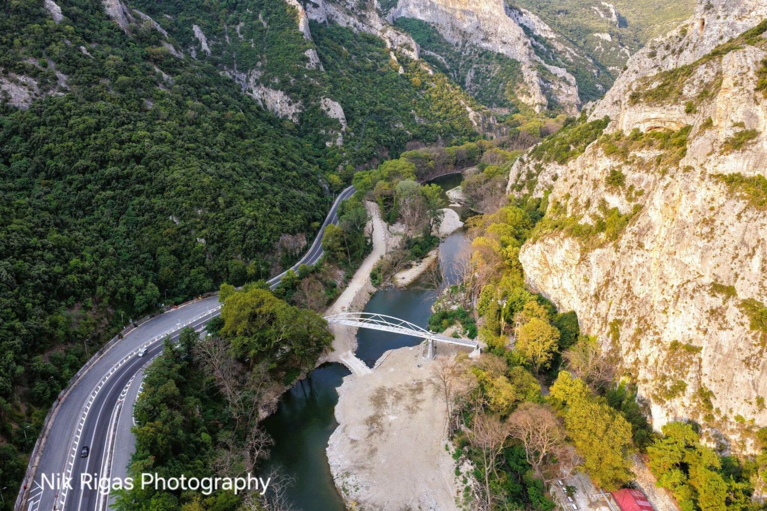 Σχεδόν έτοιμη η πεζογέφυρα της Αγίας Παρασκευής στα Τέμπη (ΦΩΤΟ)