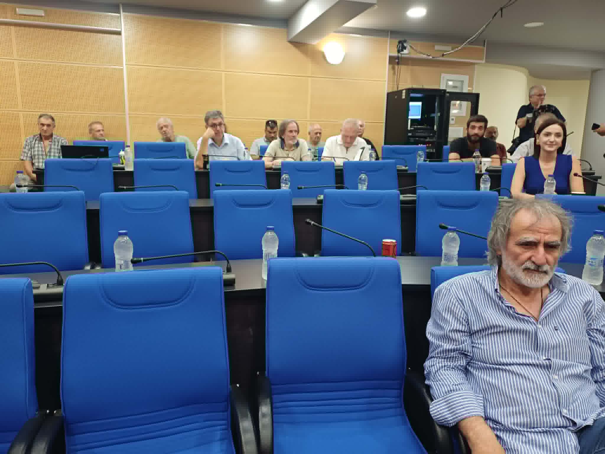 Συγγενείς θυμάτων των Τεμπών ζητούν εξηγήσεις από  Αγοραστό για το μπάζωμα στο περιφερειακό συμβούλιο  (ΦΩΤΟ)