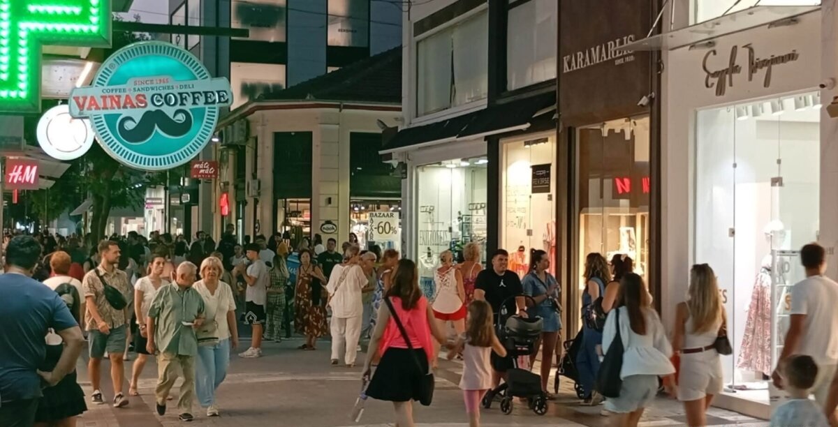 Πλημμύρισε κόσμο το κέντρο του Βόλου για τη Λευκή Νύχτα (ΦΩΤΟ)