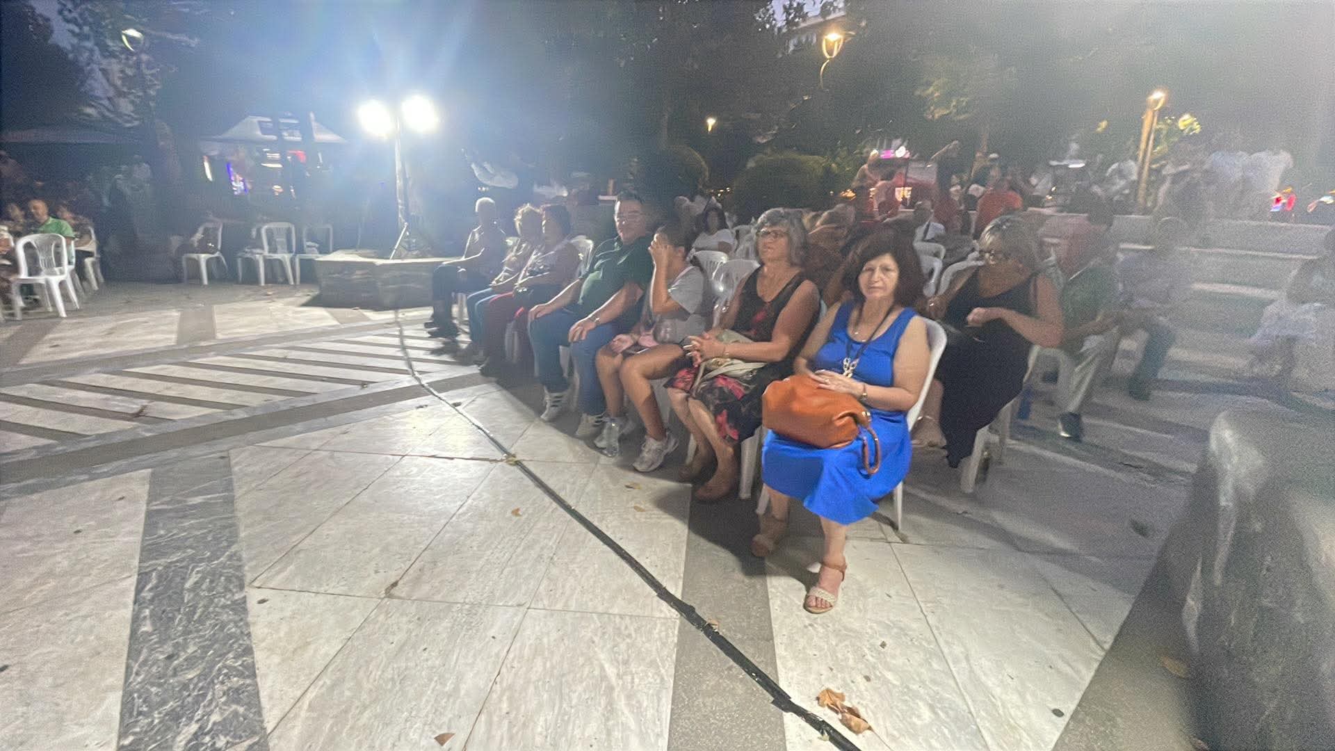 Με χορό και μουσική πλημμύρισε η πλατεία Ταχυδρομείου στη Λάρισα (ΦΩΤΟ)