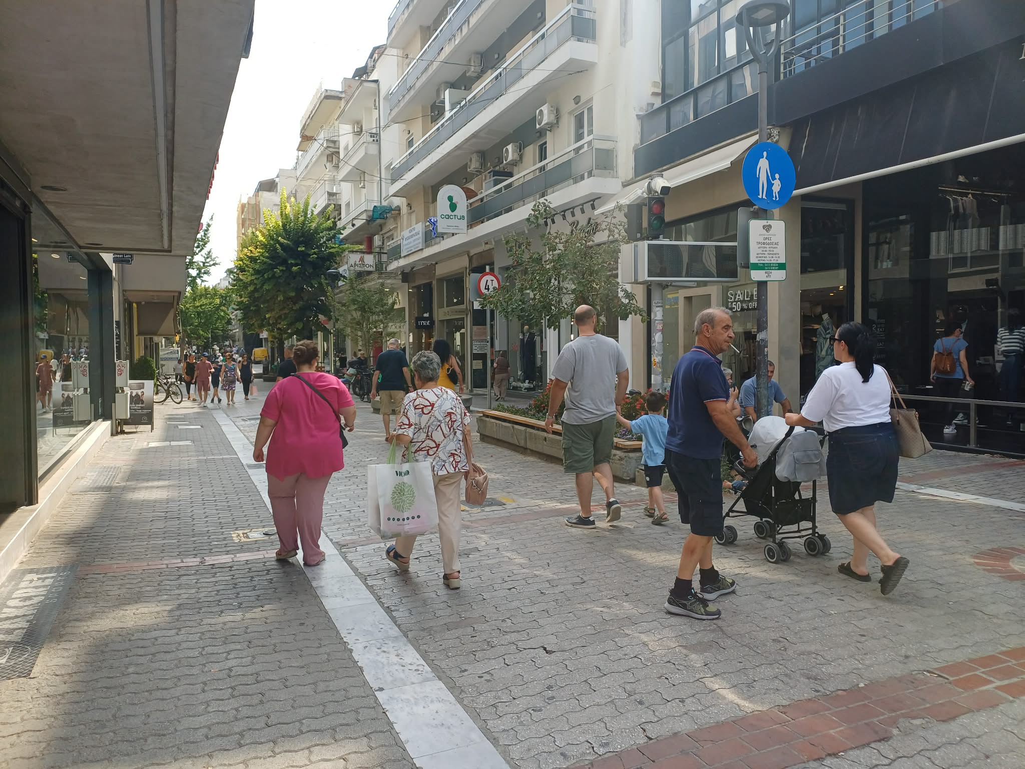 Επιστροφή στο κανονικό ωράριο για τα καταστήματα της Λάρισας - Τέλος τα κλειστά Σάββατα (ΦΩΤΟ)