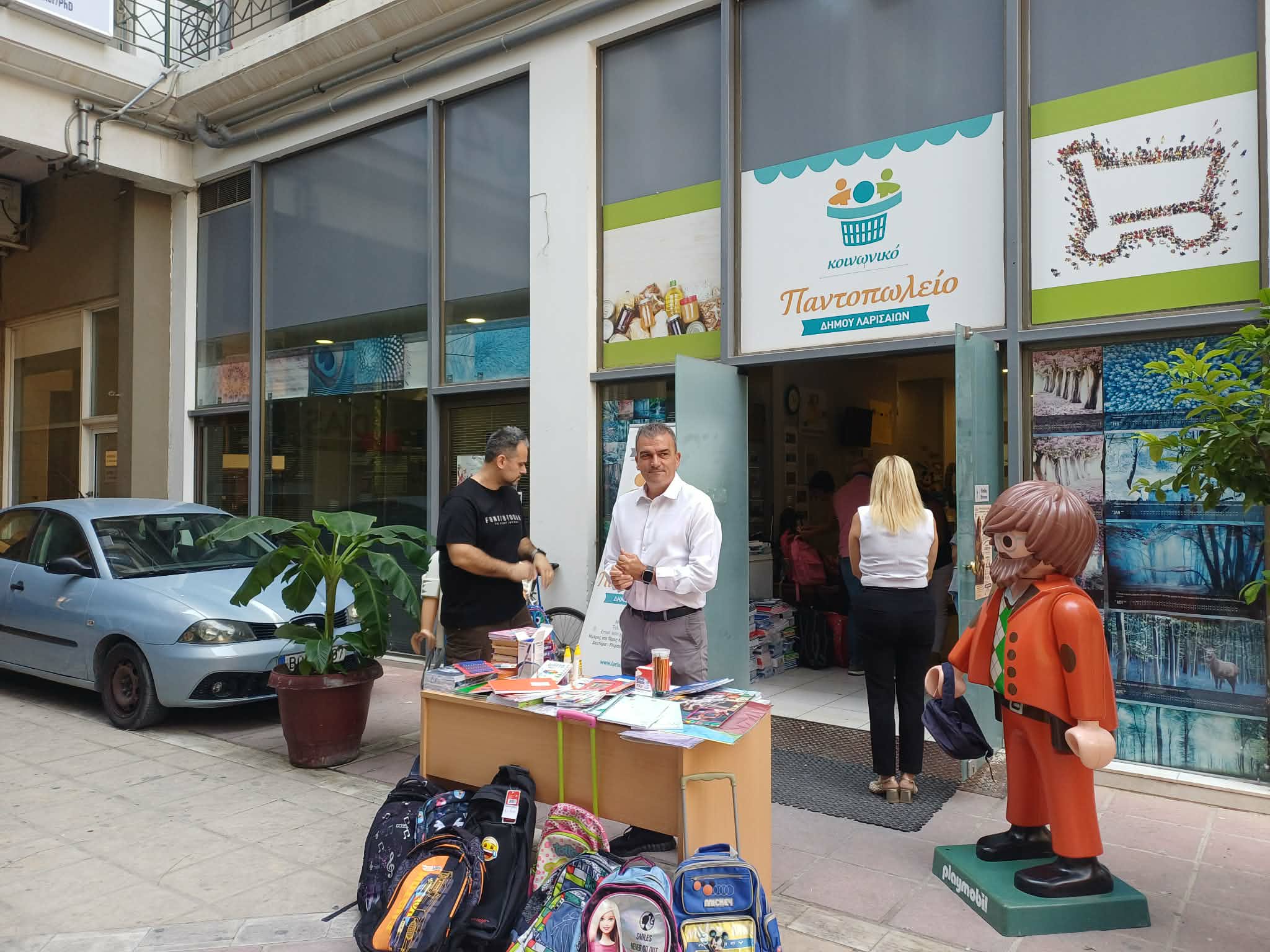 Διανομή σχολικών ειδών από το Κοινωνικό Παντοπωλείο Λάρισας σε μαθητές ευάλωτων οικογενειών (ΦΩΤΟ)