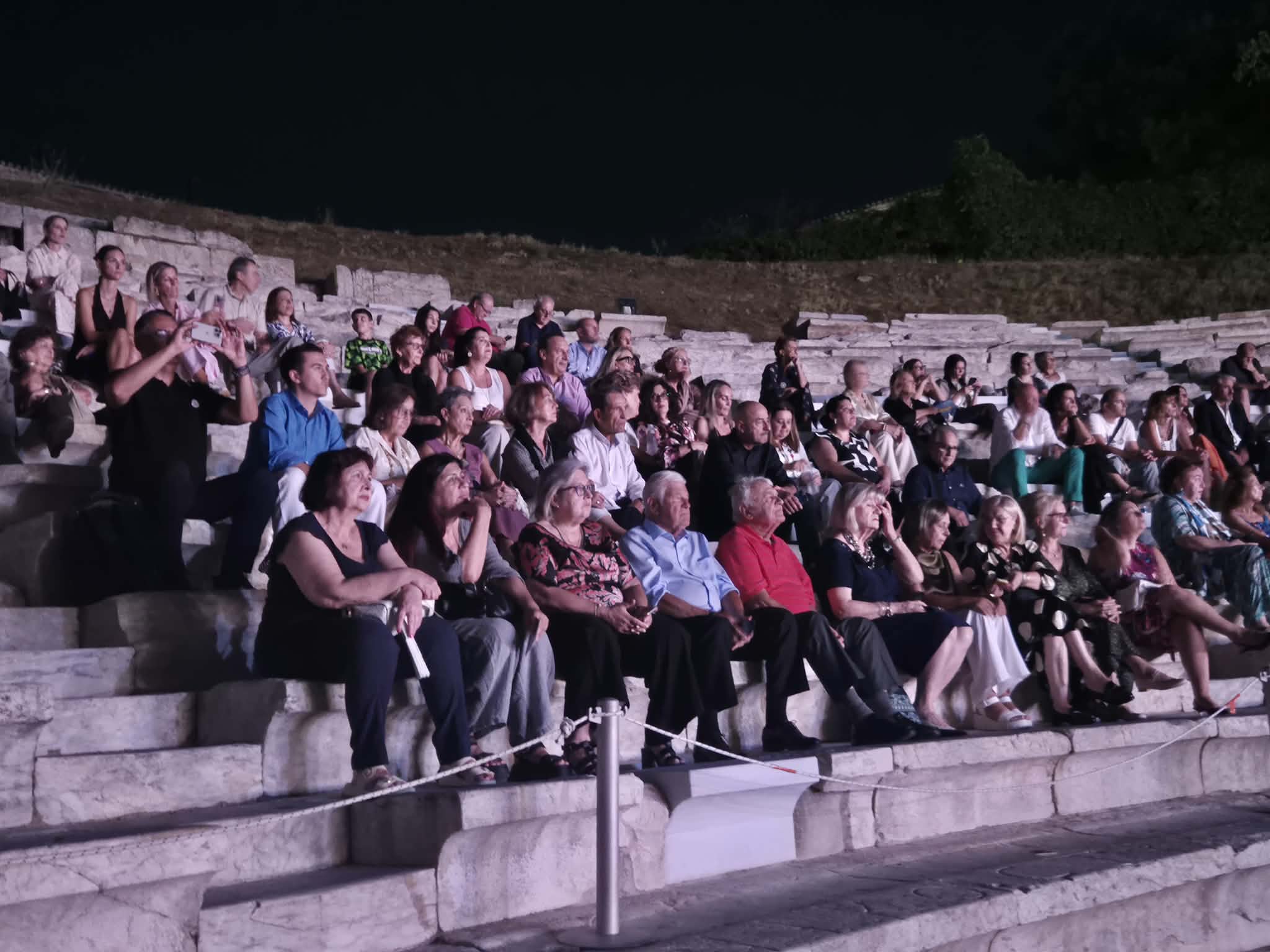 «Ιπποκράτεια Ορκική Ηθική»: Η βροχή δεν εμπόδισε τη μεγάλη προσέλευση στο Αρχαίο Θέατρο Λάρισας (ΦΩΤΟ+ video)