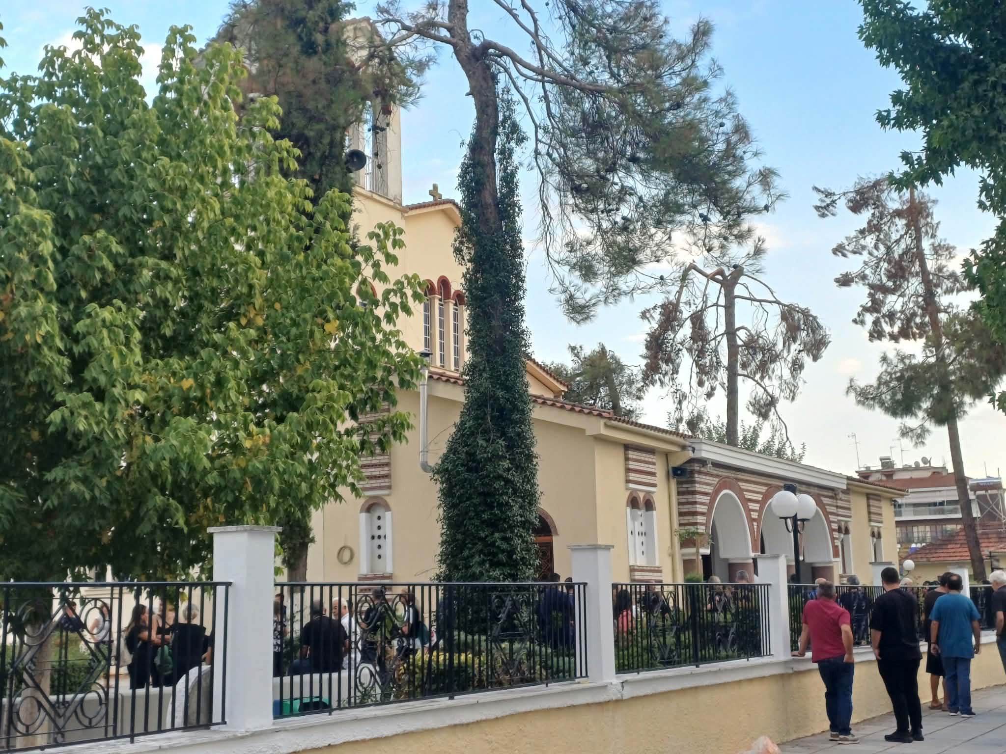 Απέραντη θλίψη το απόγευμα στο τελευταίο «αντίο» για τον 14χρονο Κωνσταντίνο Χολέβα