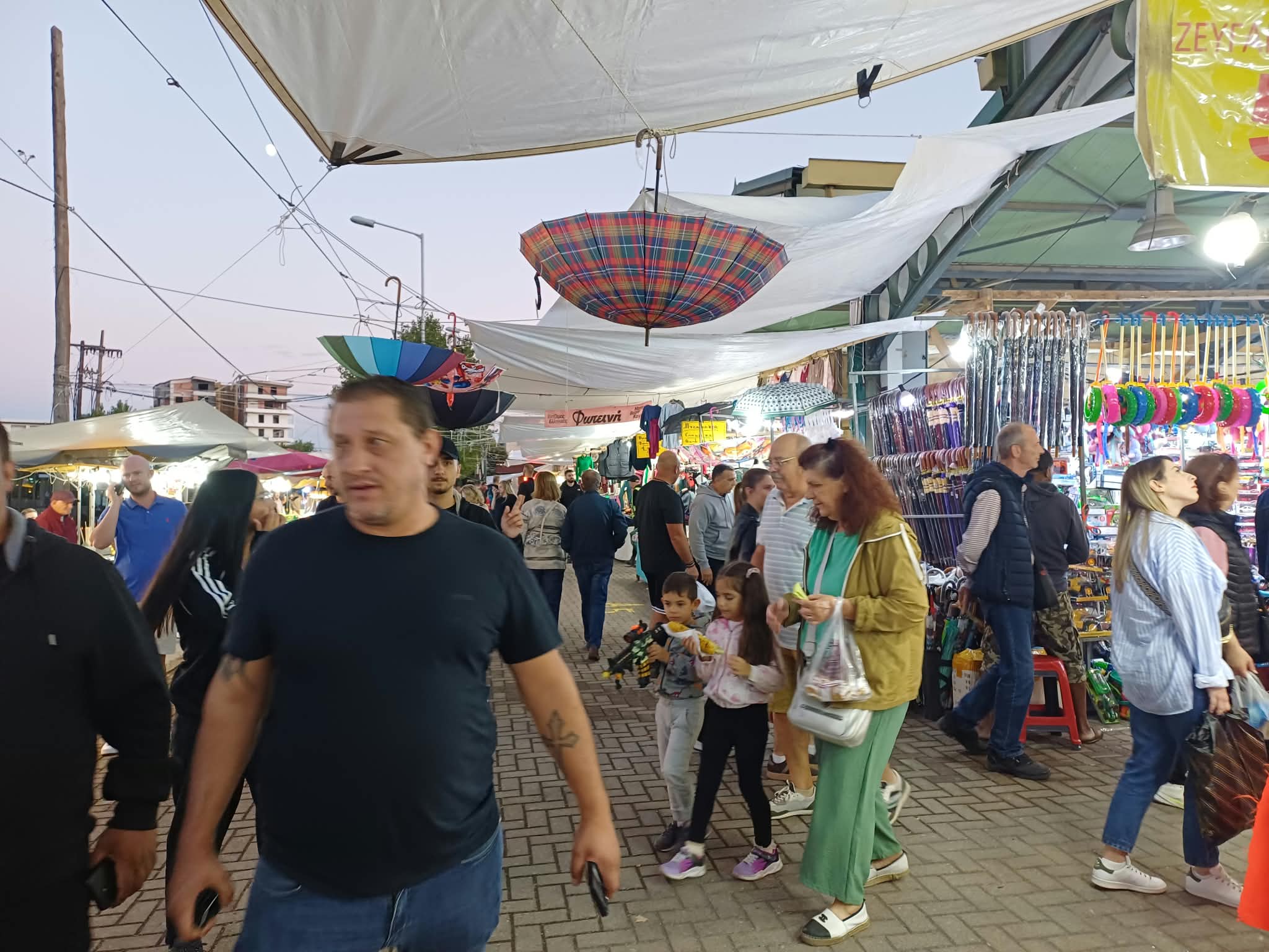 Το παζάρι της Λάρισας άνοιξε τις πύλες του και η σκεπαστή της Νεάπολης γέμισε από κόσμο, γεύσεις και μουσική (ΦΩTO)