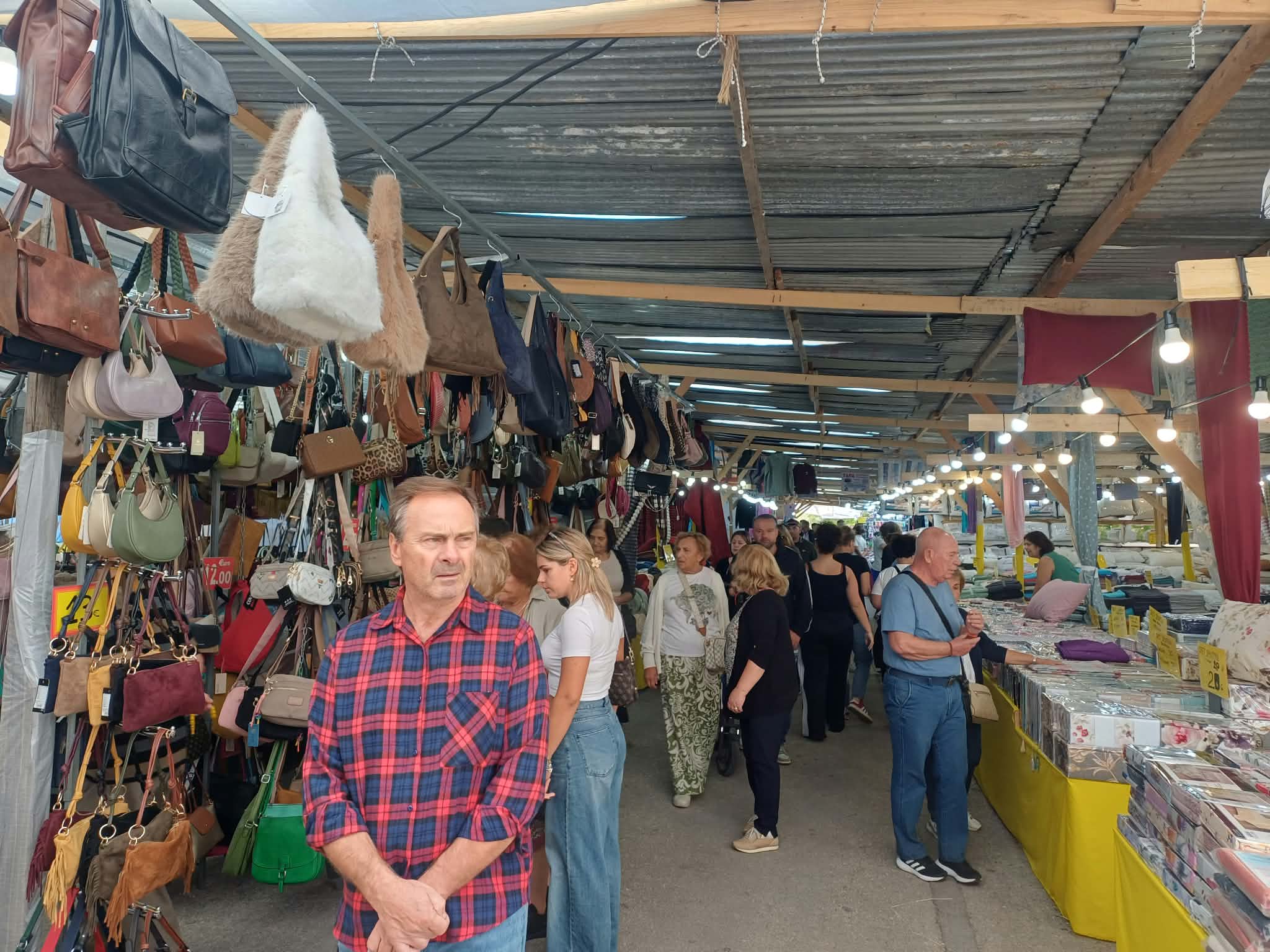 Κοσμοσυρροή στο παζάρι της Λάρισας ακόμη και τις πρωινές ώρες (ΦΩΤΟ)
