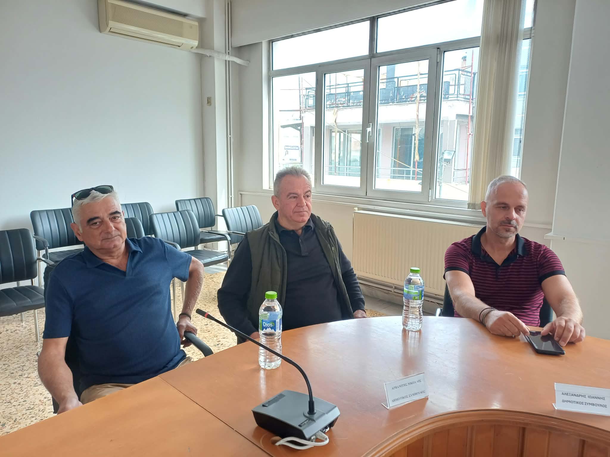 Ο δήμαρχς Τυρνάβου διένειμε δέκα απινιδωρ=τές σε δομές Υγείας και κοινότητες του Δήμου (ΦΩΤΟ)