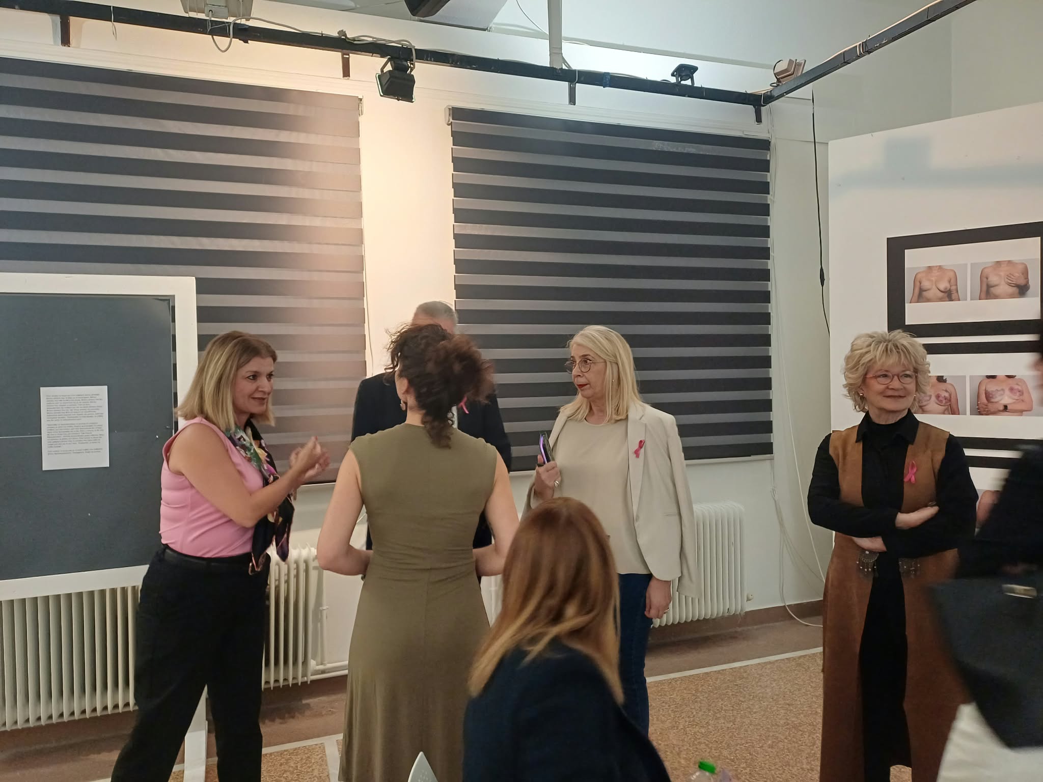 «boobs – art for awareness» στη Λάρισα: Όταν η τέχνη μιλά ανοιχτά για το σώμα και τον καρκίνο του μαστού (ΦΩΤΟ)