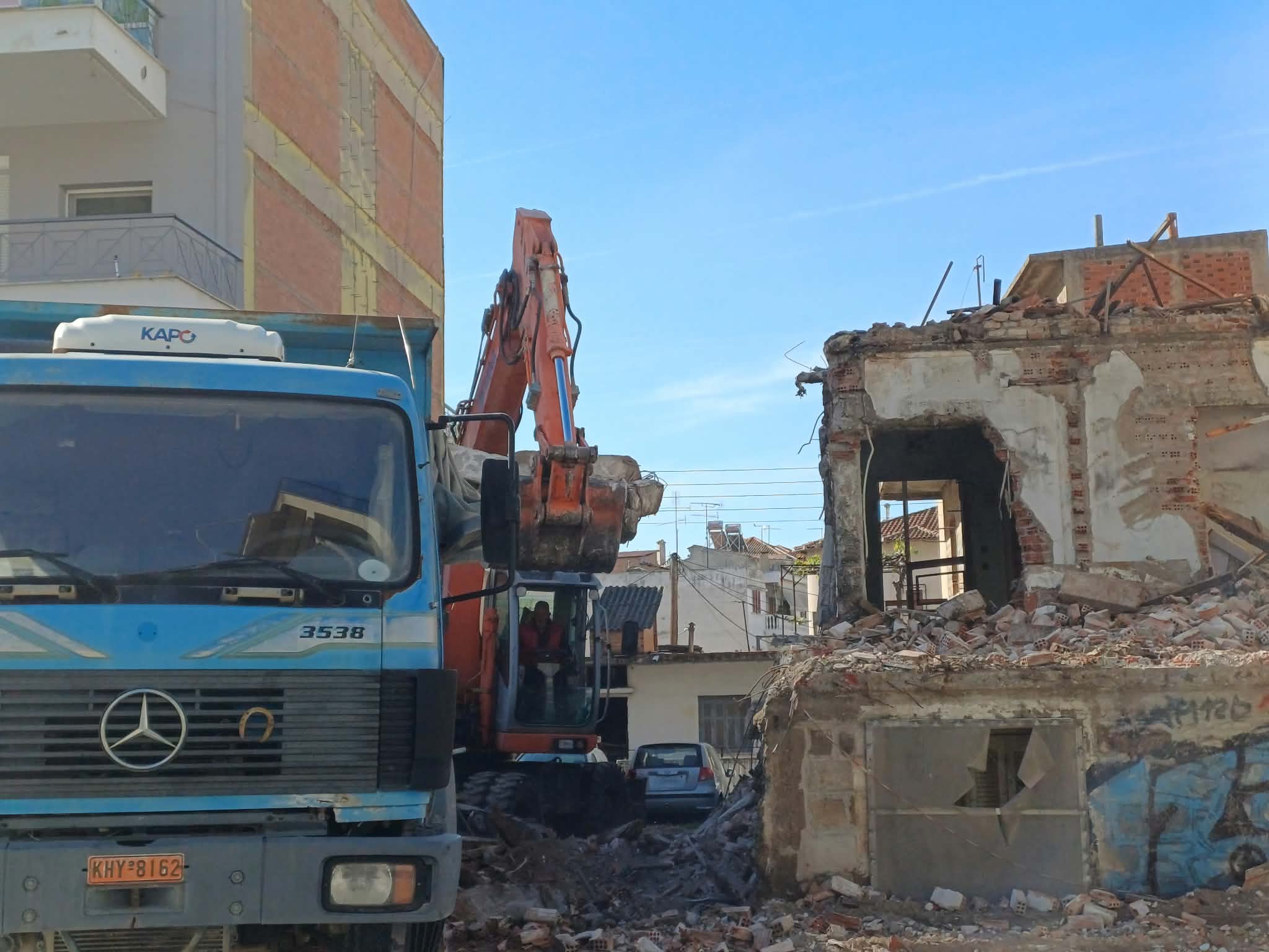 Ξεκίνησαν οι κατεδαφίσεις στην Ηρώων Πολυτεχνείου - Ανοίγει ο δρόμος για το νέο κυκλικό κόμβο (ΦΩΤΟ+video)