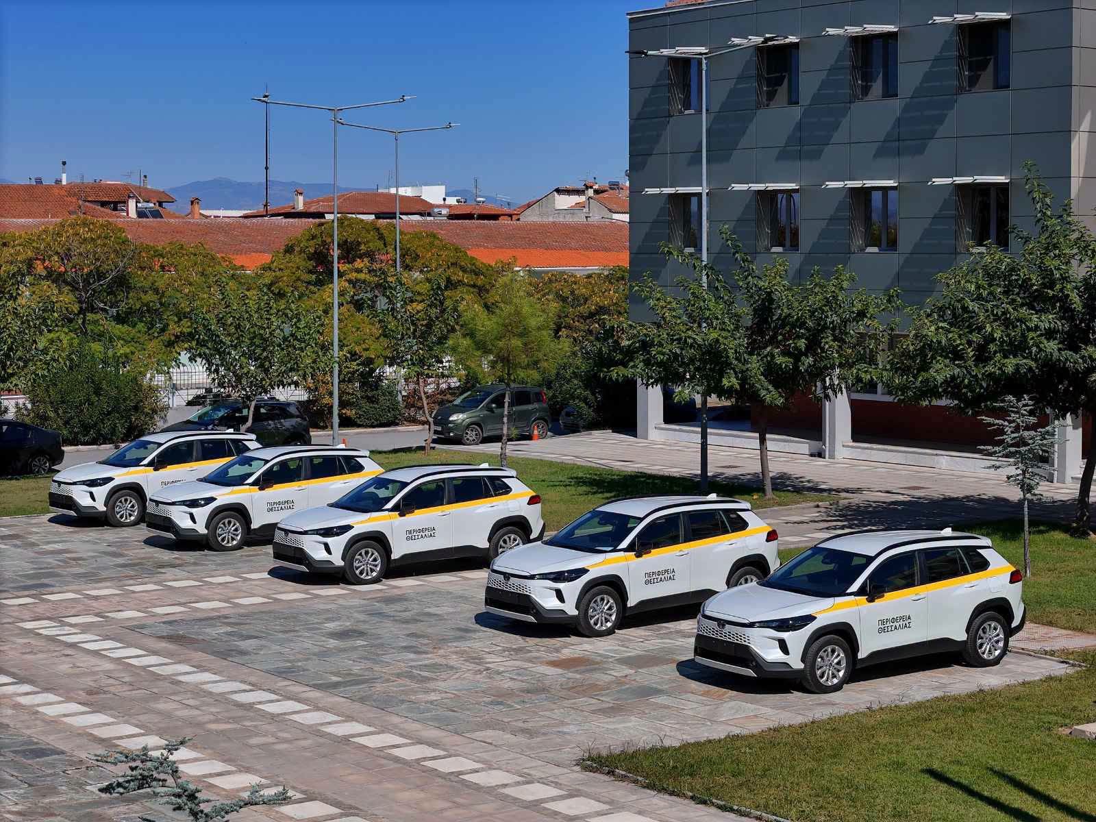 Η Περιφέρεια Θεσσαλίας ανανεώνει τον στόλο της με πέντε νέα υπηρεσιακά οχήματα (ΦΩΤΟ)