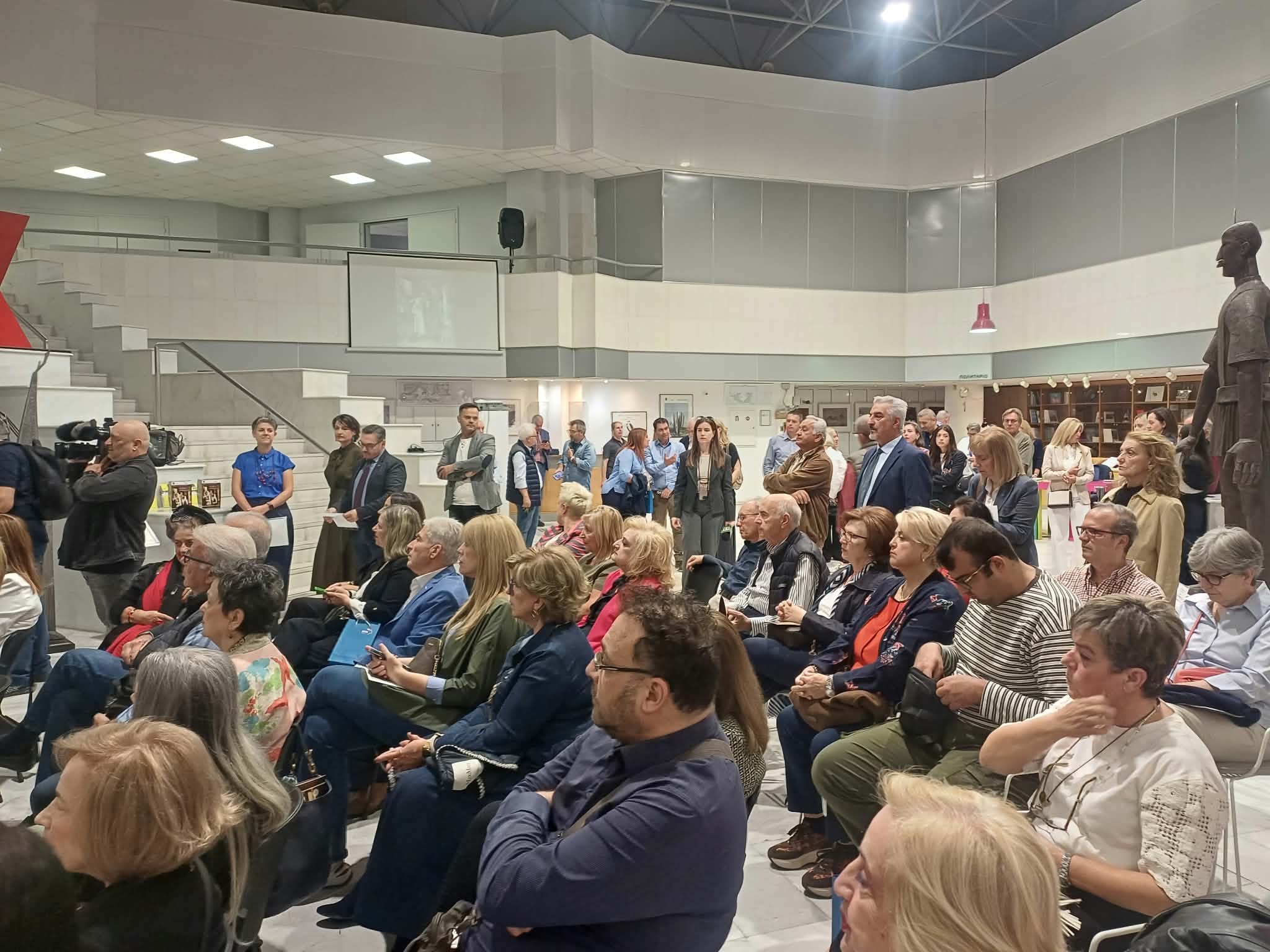 Η γυναίκα της θεσσαλικής υπαίθρου ταξιδεύει στον κόσμο μέσα από τα γραμματόσημα της Δημοτικής Πινακοθήκης Λάρισας (ΦΩTO)