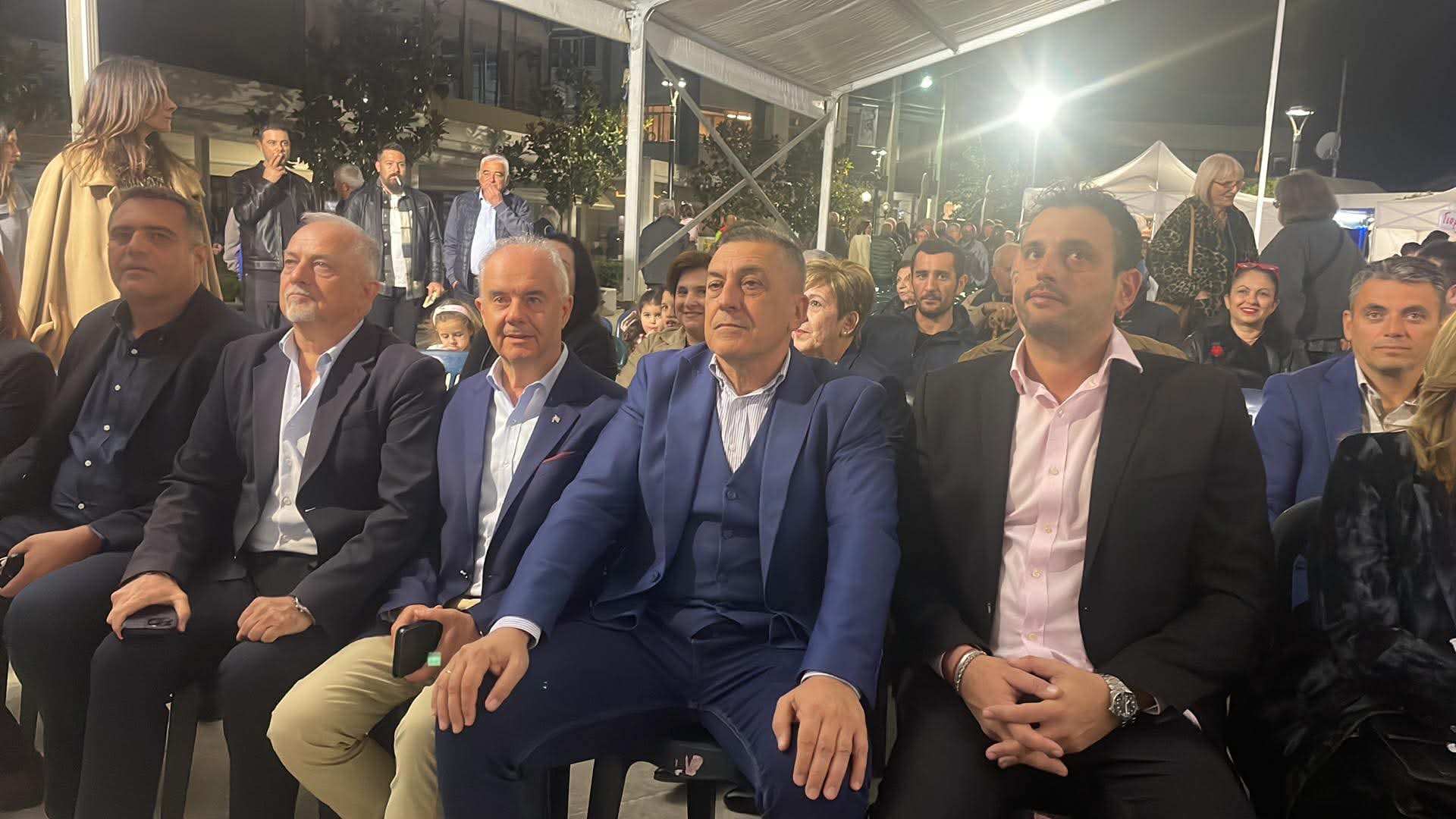 Τύρναβος: Άνοιξε τις πύλες της η 3η Γιορτή Τσίπουρου στην κεντρική πλατεία (ΦΩΤΟ)