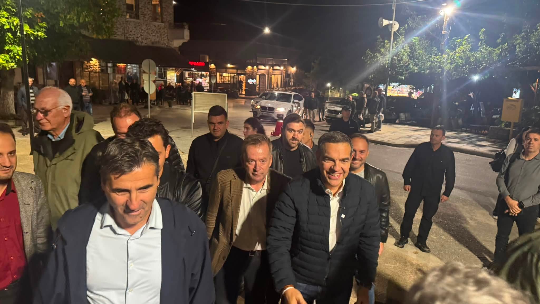 Στην Αγιά ο Αλέξης Τσίπρας – Στο επίκεντρο το κόστος παραγωγής και οι αποζημιώσεις για τον παγετό στα μήλα
