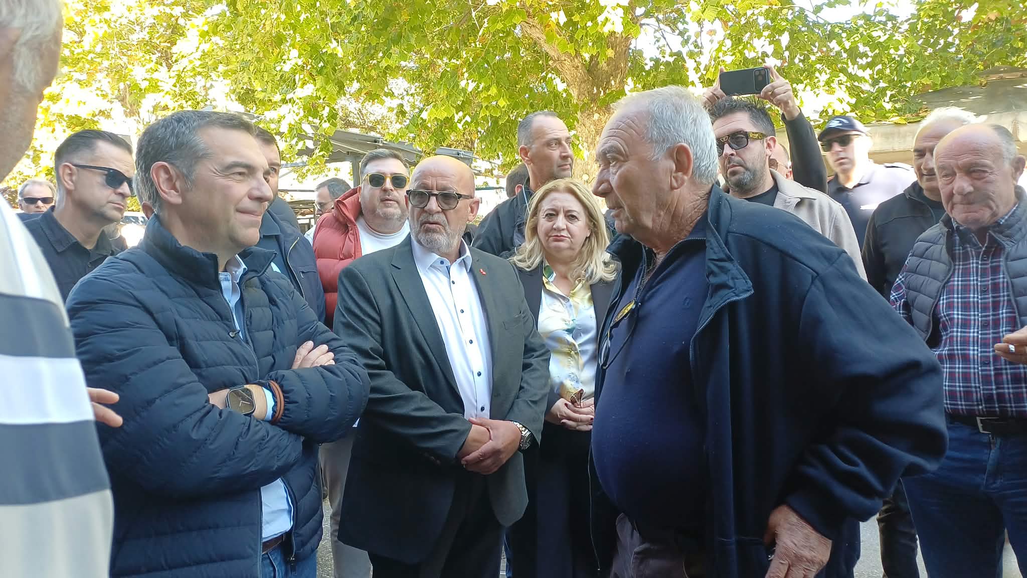 Στη Φαρκαδόνα ο Αλέξης Τσίπρας – Συνάντηση με κατοίκους και αγρότες μετά το Γριζάνο (ΦΩΤΟ+video)