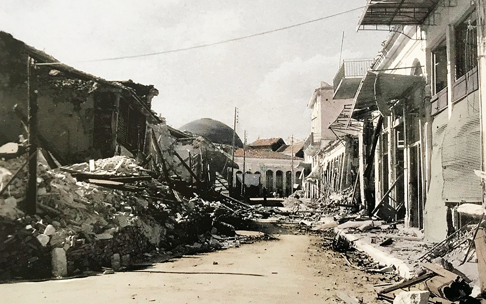 Όταν οι βόμβες έπεφταν στη Λάρισα και ο σεισμός ισοπέδωνε την πόλη – Η τραγική ιστορία του 1940-41 (video)