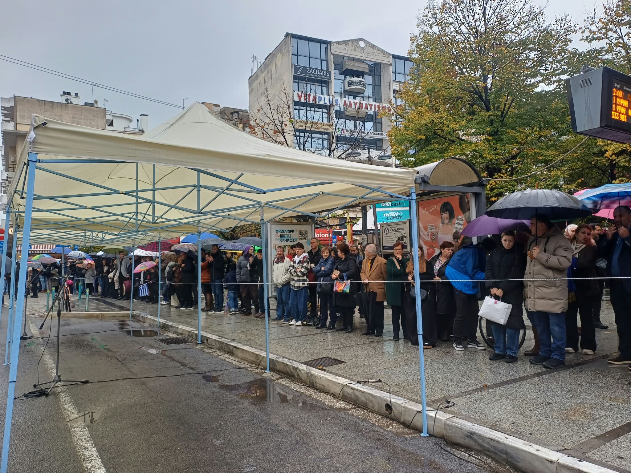 Με ομπρέλες και βροχή, αλλά με υπερηφάνεια η παρέλαση στη Λάρισα για την 28η Οκτωβρίου (ΦΩΤΟ +video)