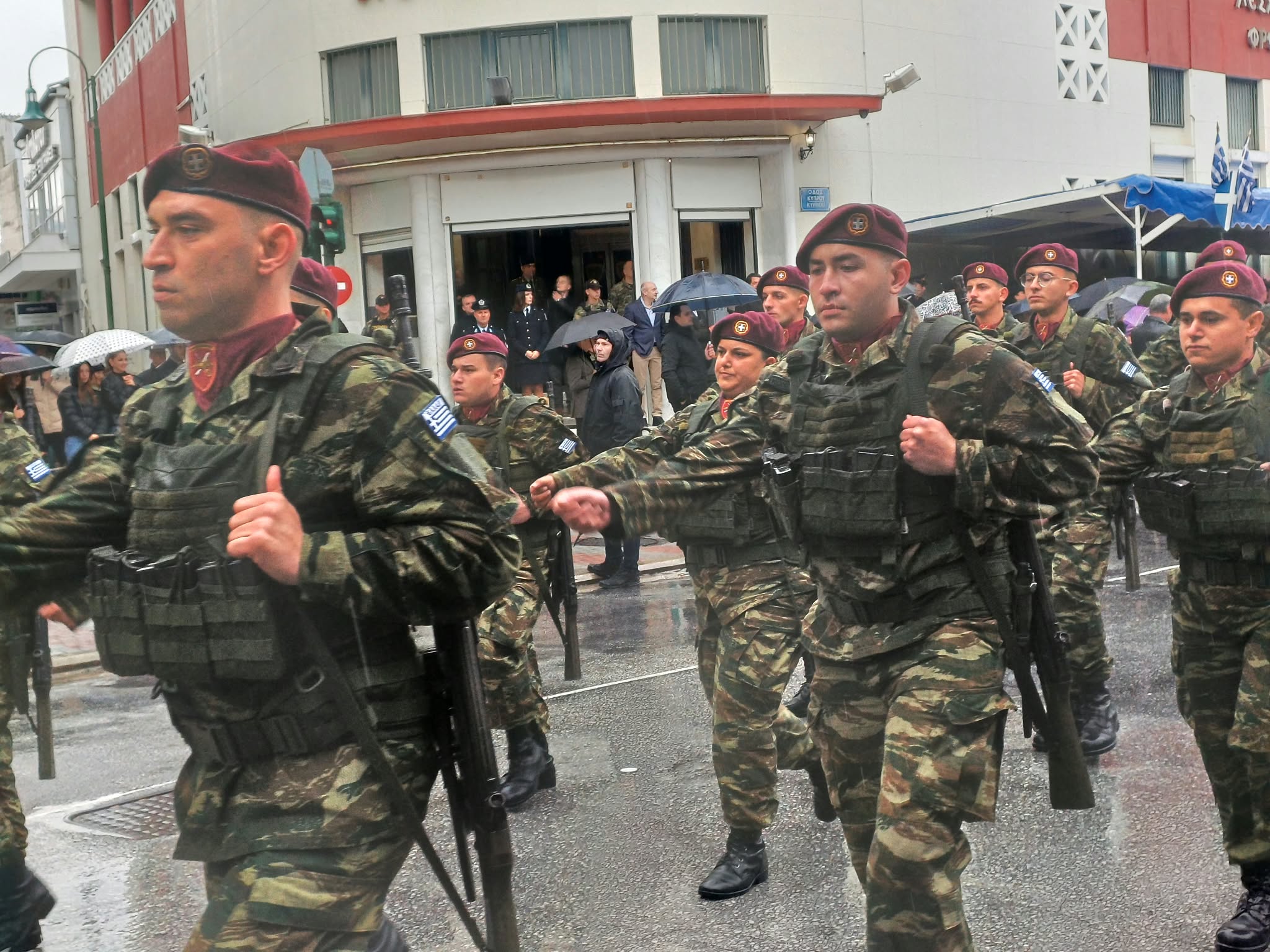 Φωτογραφικά κλικς από την παρέλαση υπό βροχή στη Λάρισα (ΦΩΤΟ)